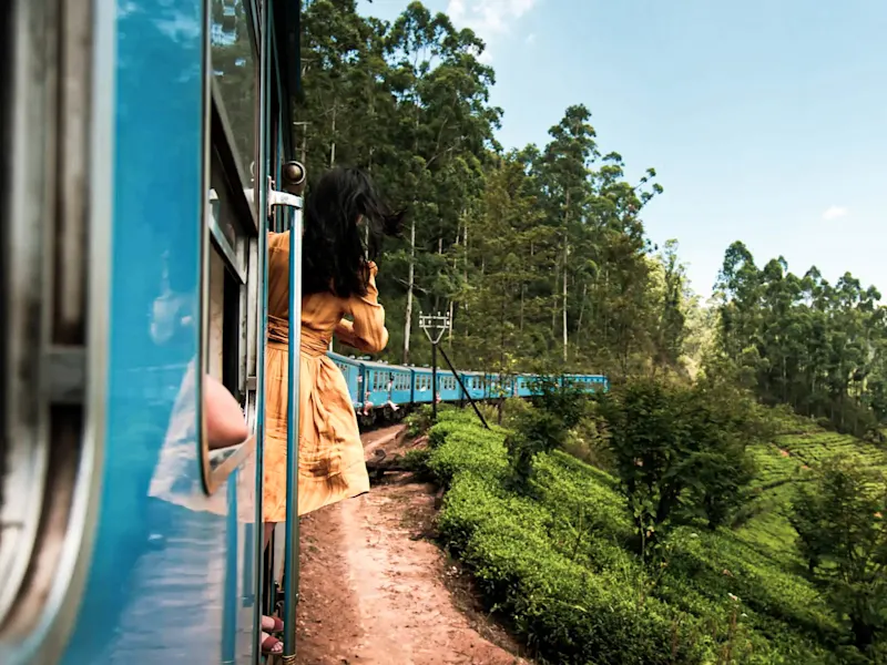 Sri Lanka, Uva, Ella Voyage en train à travers des plantations de thé avec vue sur le paysage, Ella, Uva, Sri Lanka.