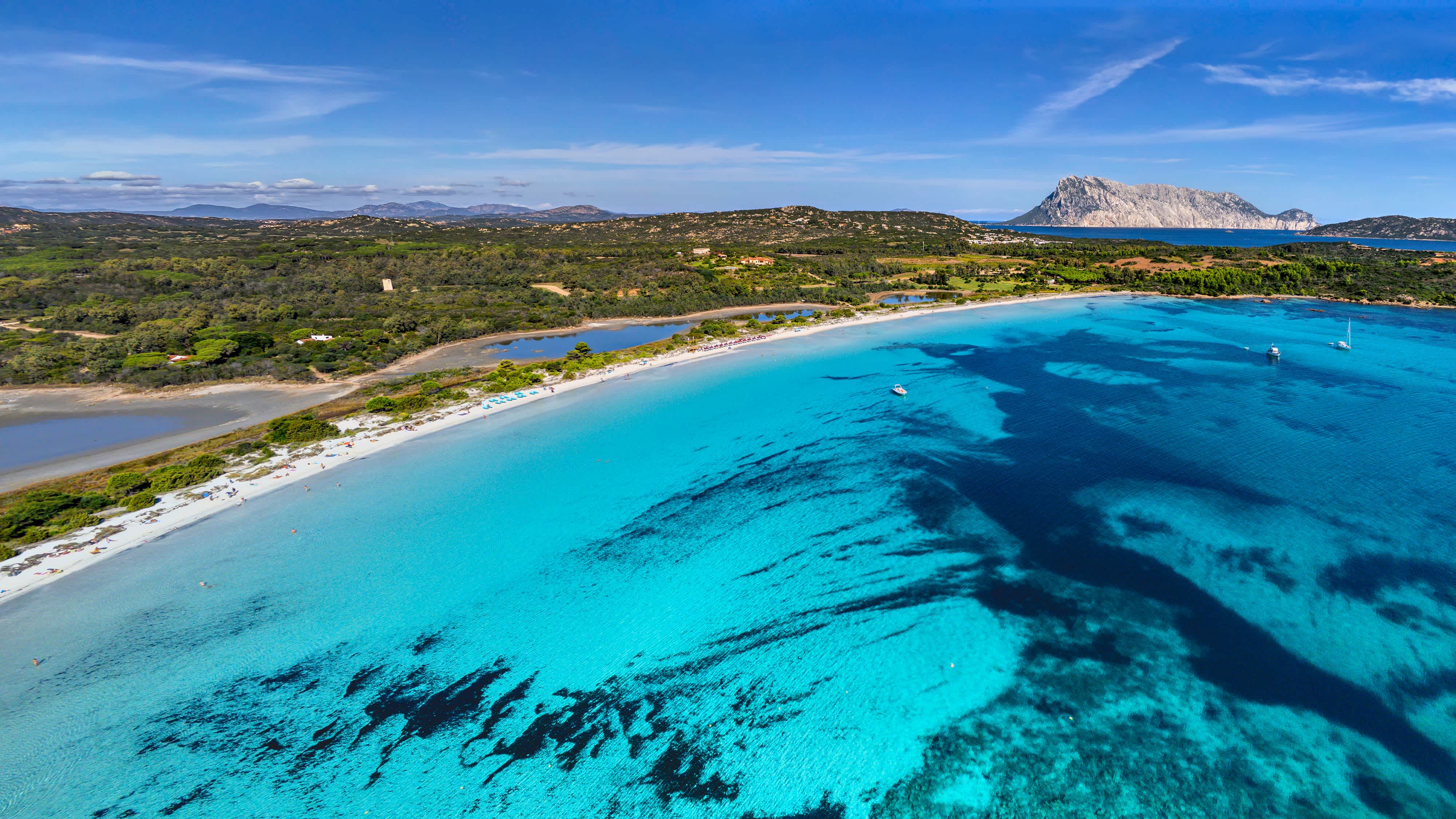 Luftaufnahme von Cala Brandinchi in Sardinien, Italien mit Überblick der Küstenlinie sowie entfernten Inseln.

