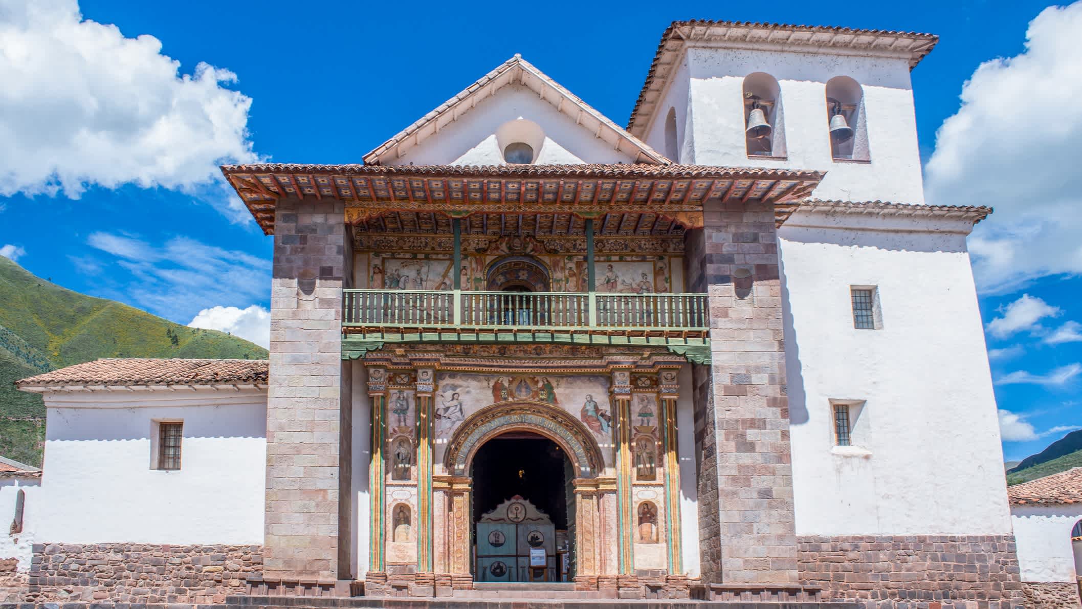 Blick auf die San Pedro Apóstol de Andahuaylillas Kirche in Andahuaylillas, Peru.