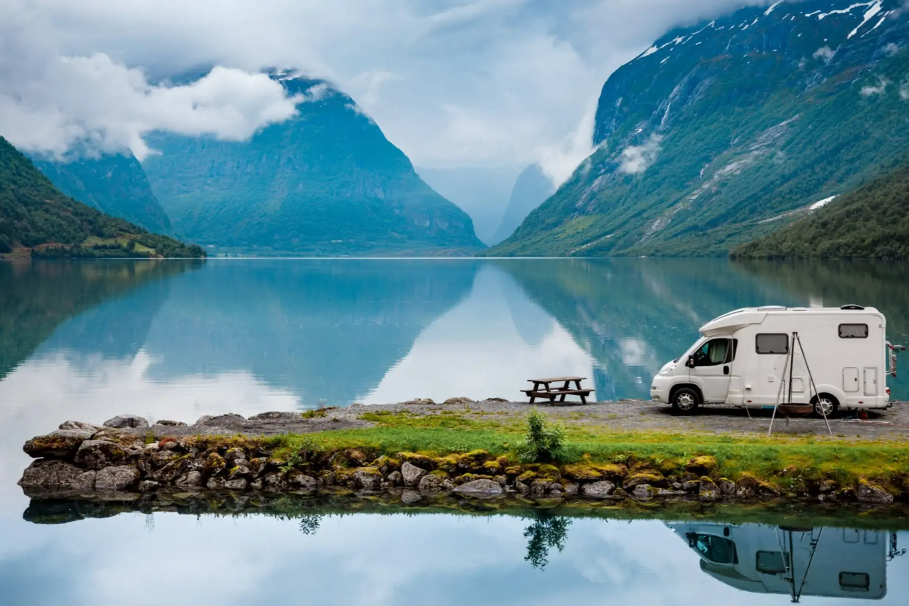 Un camping-car près d'un fjord en Norvège.