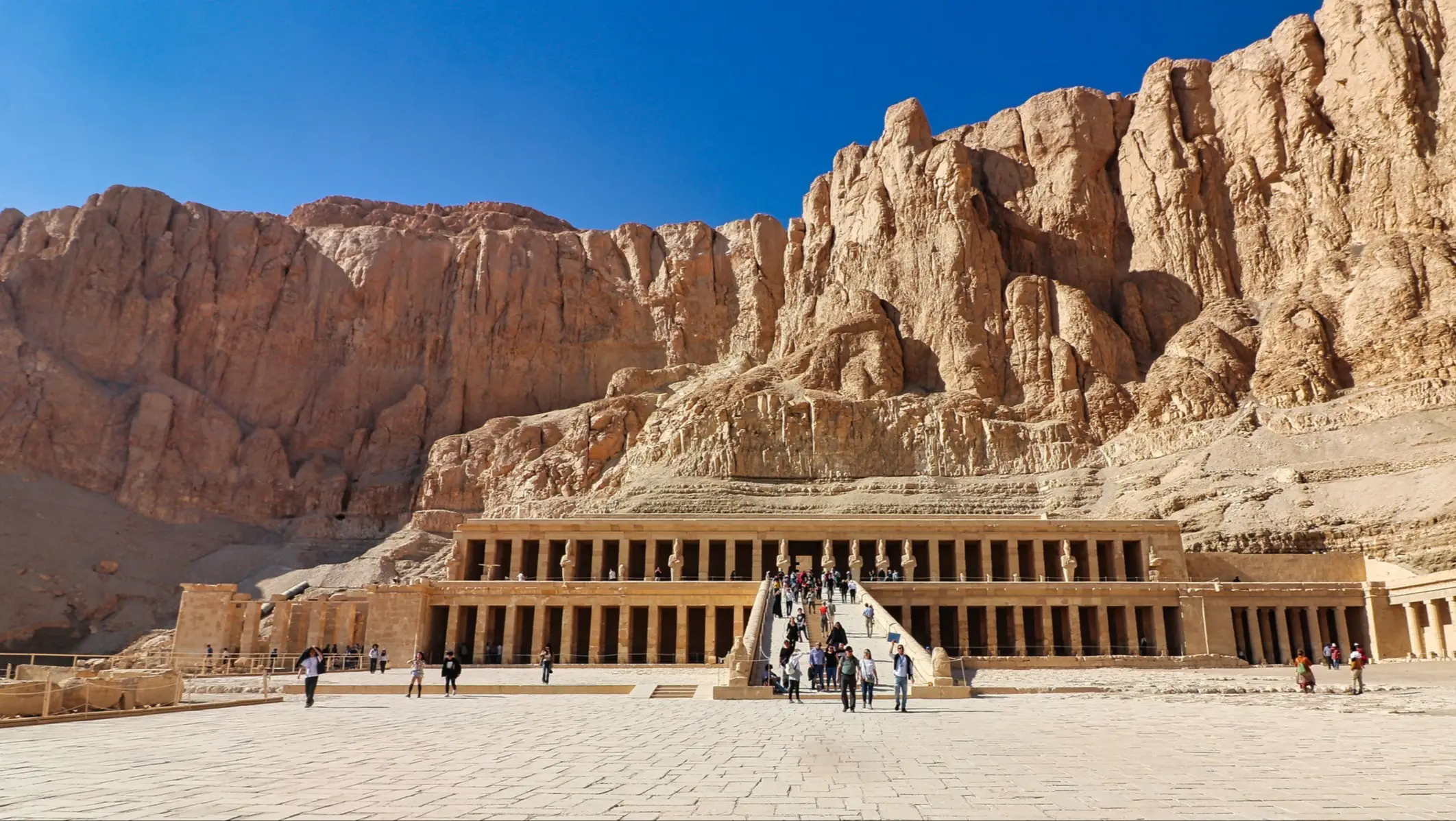 Temple en terrasse d'Hatshepsout dans un décor rocheux sous un ciel bleu. Louxor, Égypte.