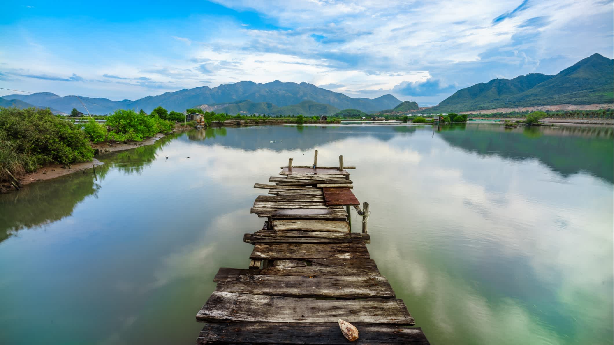 Verlassene Holzbrücke am Quan Tuong Fluss - Provinz Khanh Hoa, Vietnam