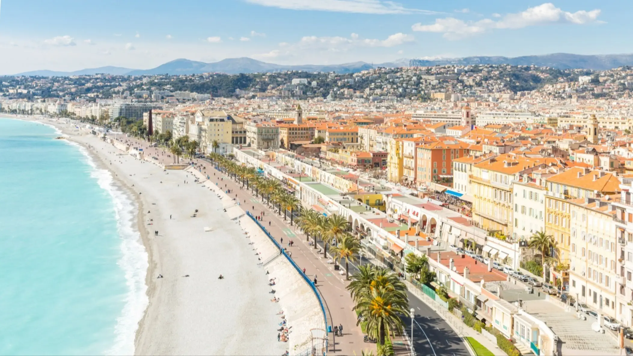 Der Mittelmeerstrand in Nizza, Cote d'Azur, Frankreich aus der Luft fotografiert und mit Aussicht auf die Stadt und das türkisene Meer.


