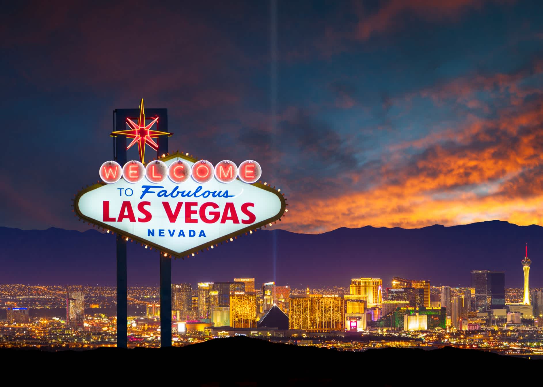 Néon de bienvenue à Las Vegas avec la ville en arrière-plan, Nevada, États-Unis.