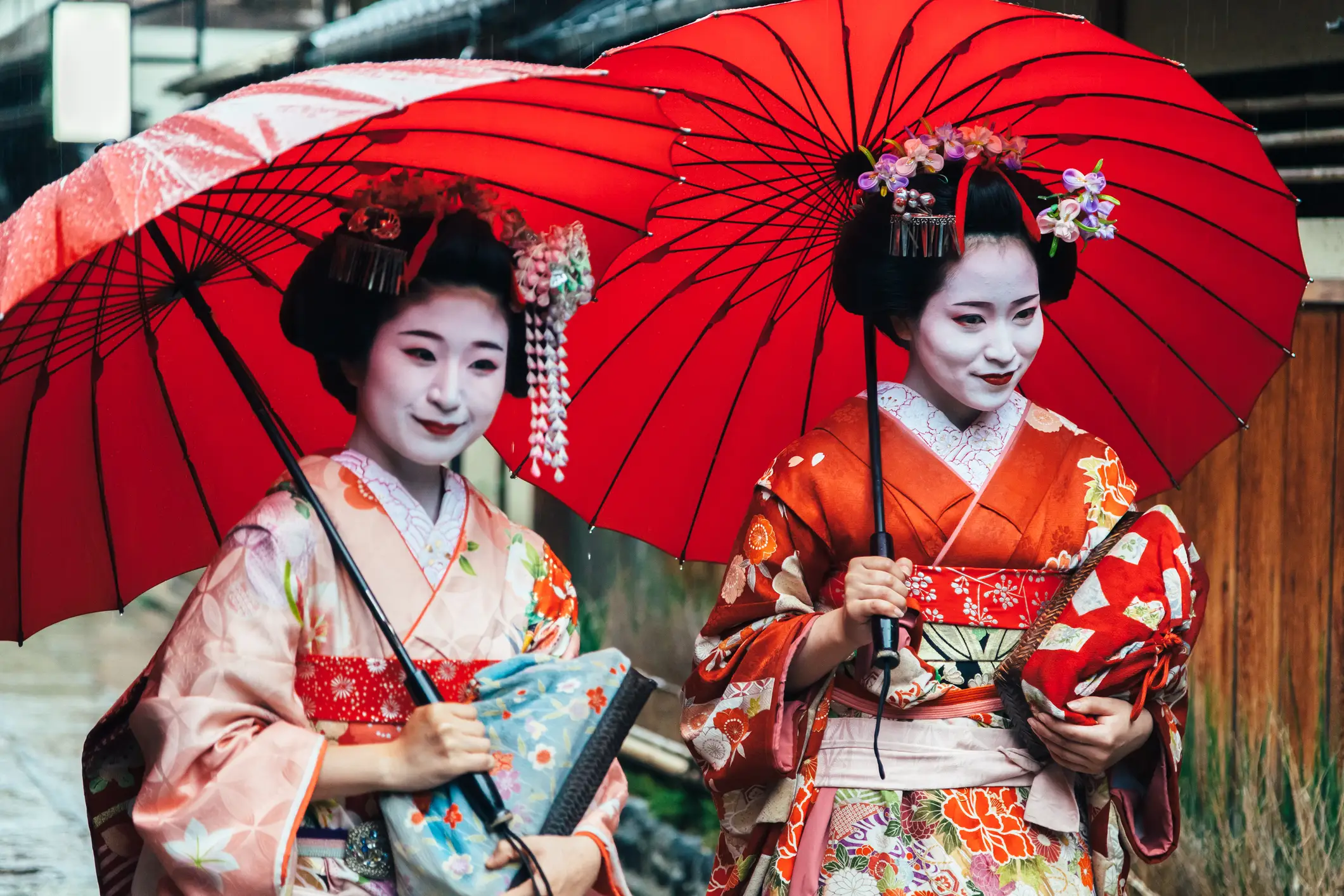 Deux geishas maiko marchant dans une rue de Kyoto, au Japon.