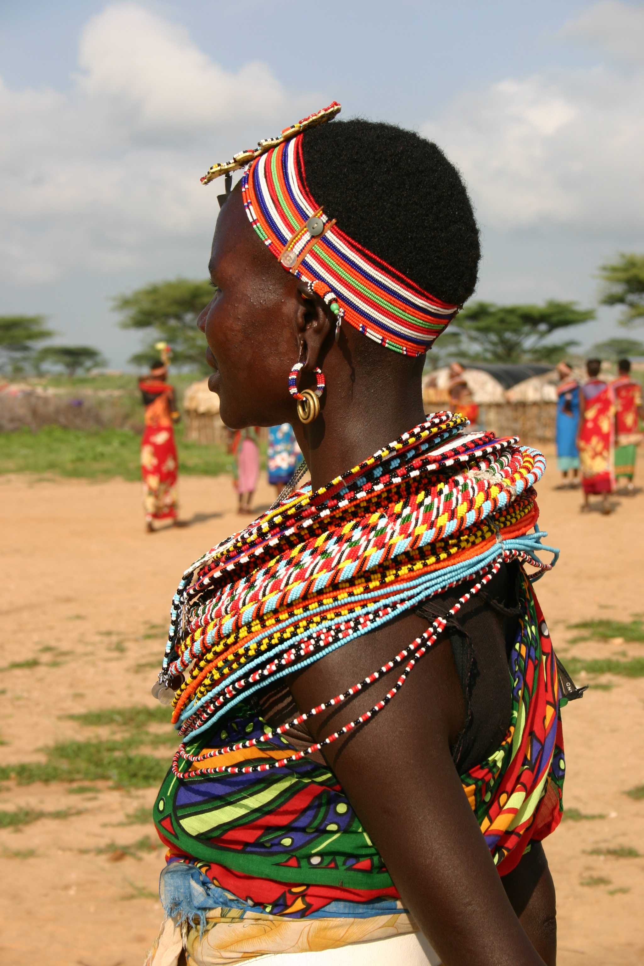 Femme Samburu au Kenya en tenue traditionnelle. Étude Tourlane - Ifop sur le voyage solo et les femmes.