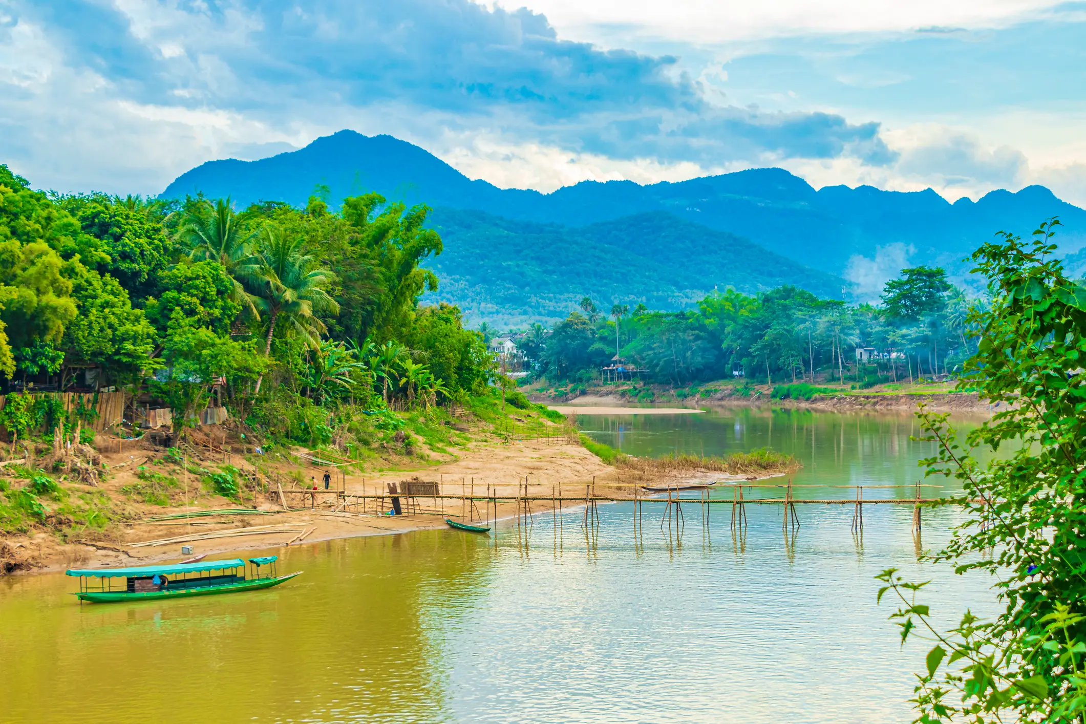 Laos, Luang Prabang, Mekong Abschnitt des Mekongs mit Bambusbrücke und Slow Boats