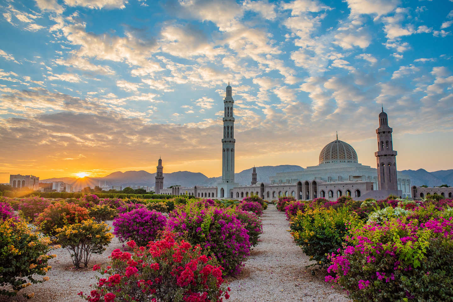 Moschee im Oman bei Sonnenuntergang