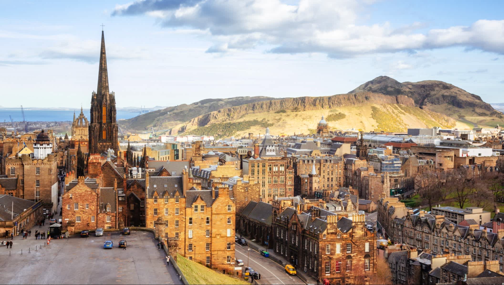 Blick über Edinburgh Old Town und Arthurs Seat, Schottland.