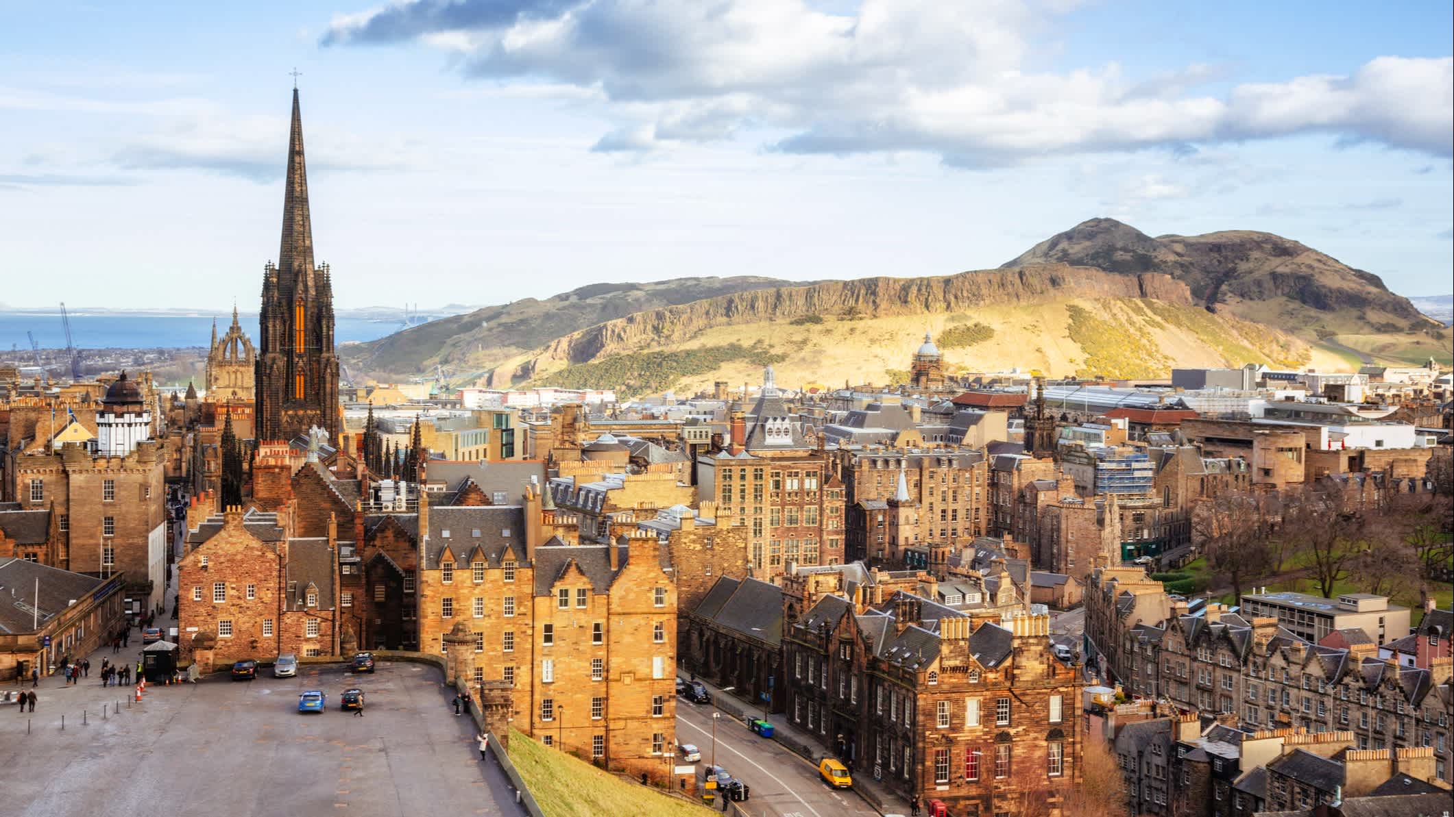 Blick über Edinburgh Old Town und Arthurs Seat, Schottland.