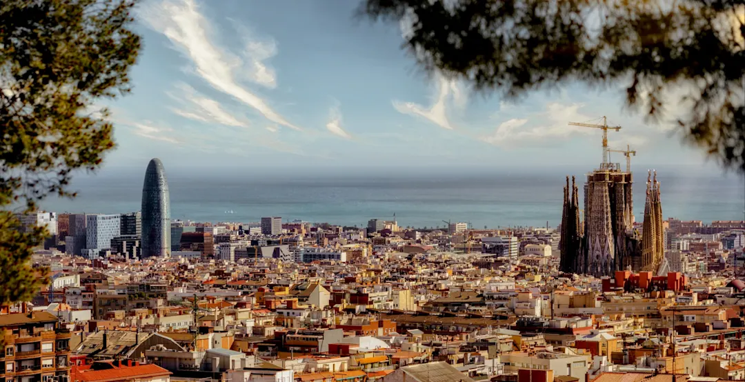  Luftaufnahme von Strand und Stadt. c, Katalonien, Spanien.