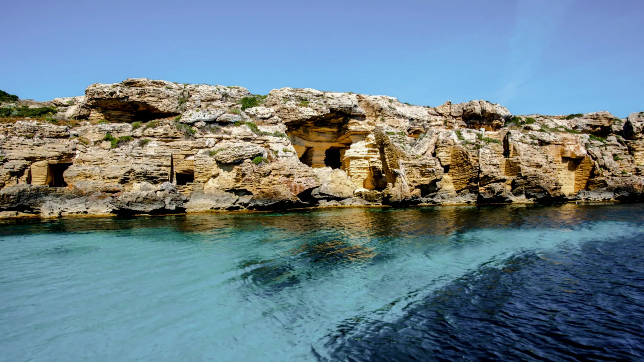 alte verlassene Tuffsteinbrüche an der Küste mit kristallklarem blauem Meer auf der Insel Favignana