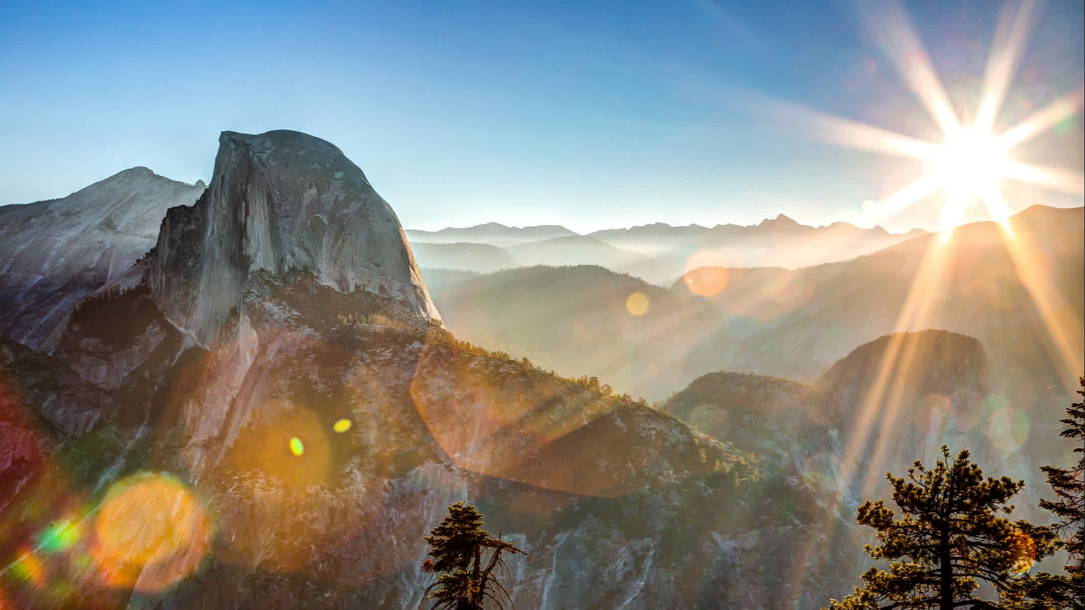 Lever de soleil dans le parc national de Yosemite aux États-Unis
