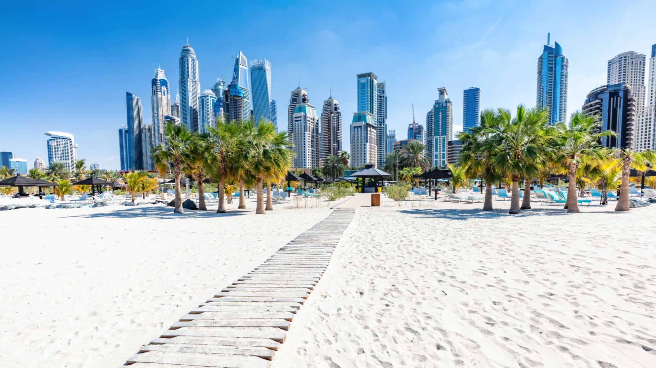 Blick auf den Jumeirah Strand mit Marina Wolkenkratzern, Dubai, VAE. 