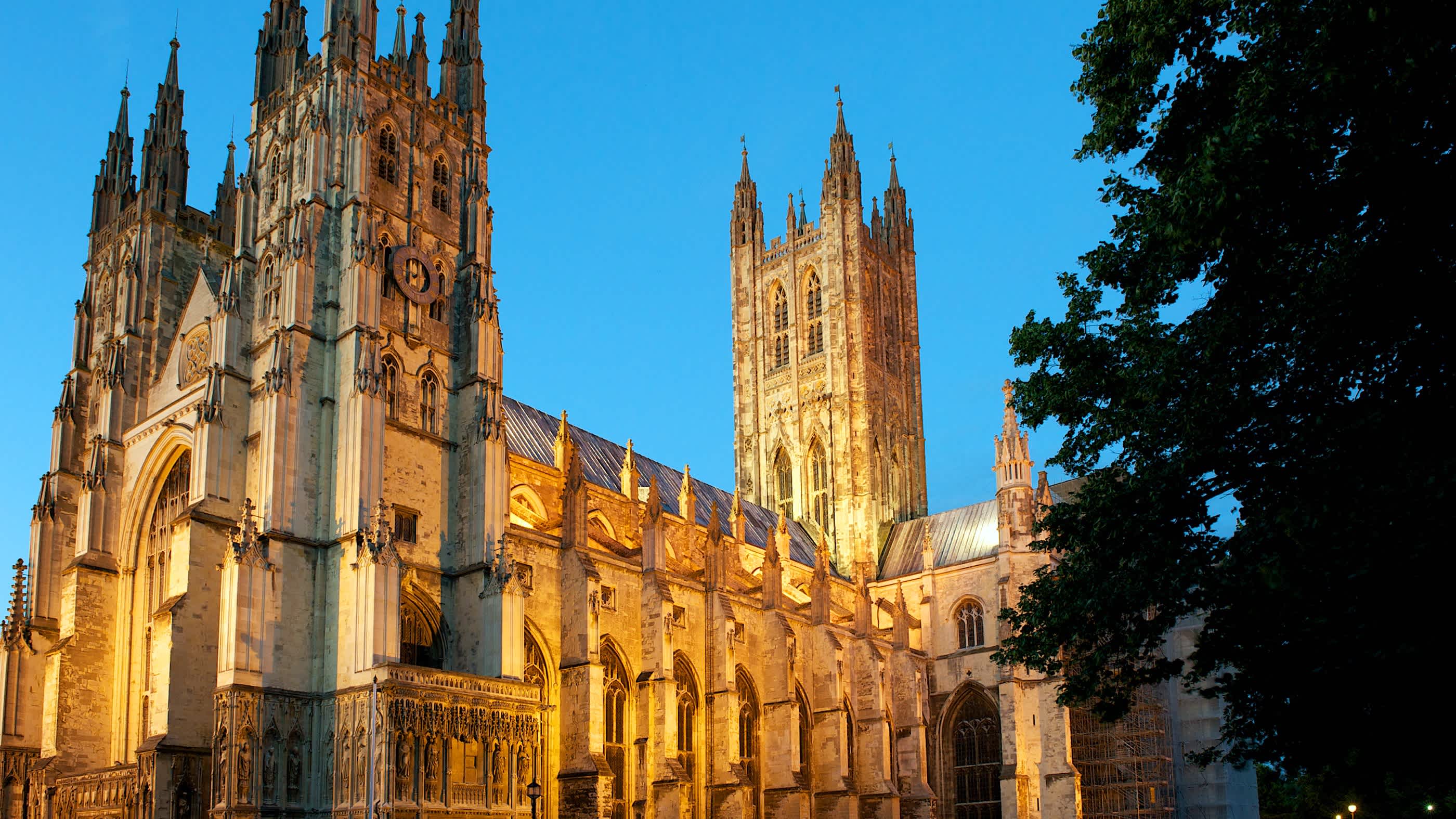 Cathédrale de Canterbury de nuit en Angleterre, Royaume-Uni