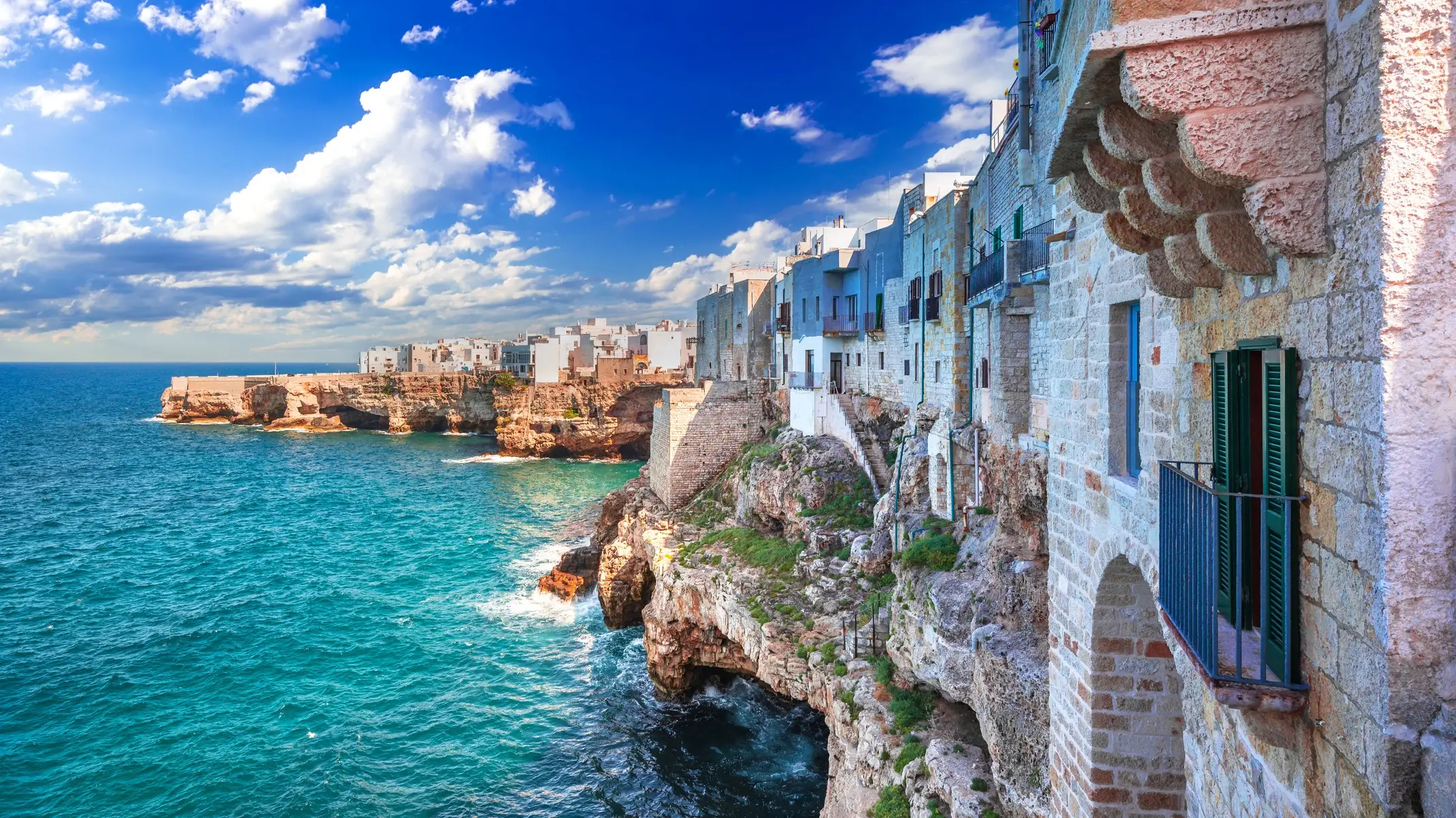 Küstenflair in Polignano a Mare Aufnahme der Küste von Polignano a Mare