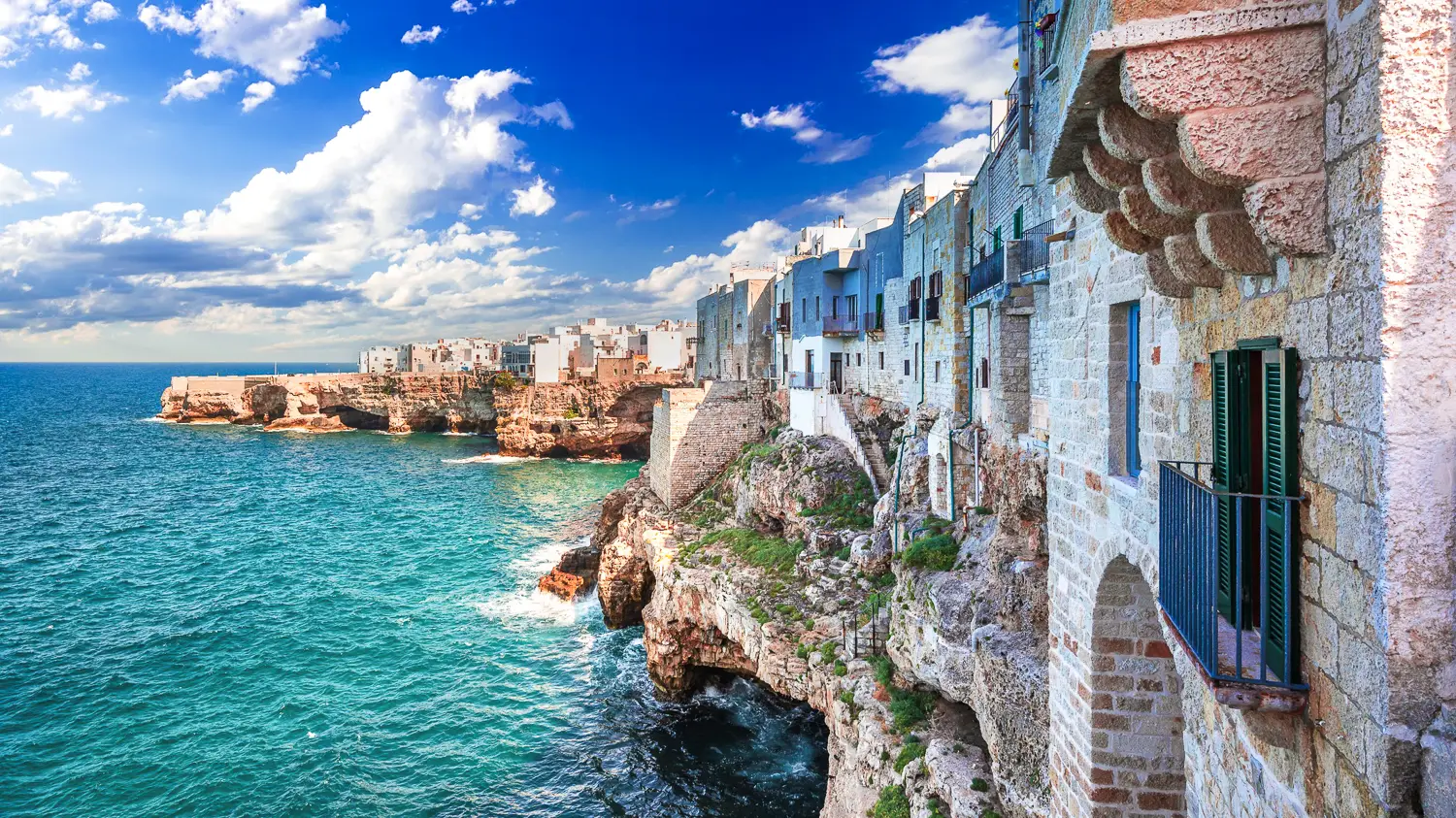 Côte, Polignano a Mare, Italie Maisons au bord des falaises sur la côte de Polignano a Mare, dans les Pouilles, en Italie.