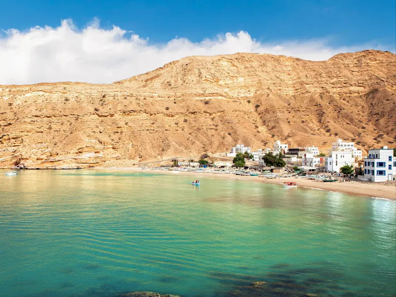 Quantab Beach à Mascate, Oman, est une plage tranquille de sable fin, idéale pour une journée de détente en bord de mer, entourée d'un paysage côtier pittoresque et d'eaux claires.