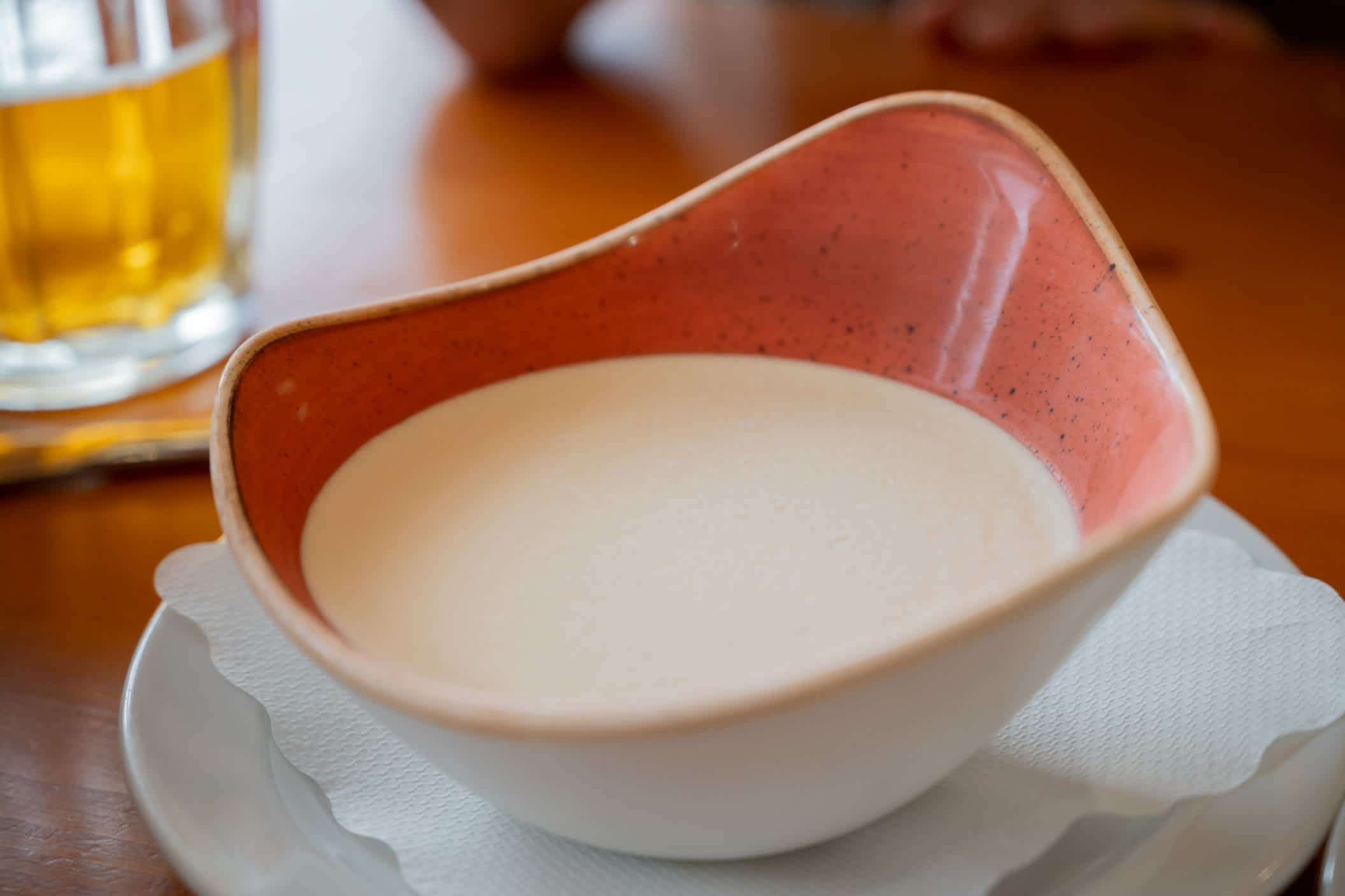 Eine Schüssel mit slowenischer Sauermilch "Kislo mleko", ein Lebensmittel, das durch die Säuerung der Milch durch bakterielle Fermentation entsteht.
