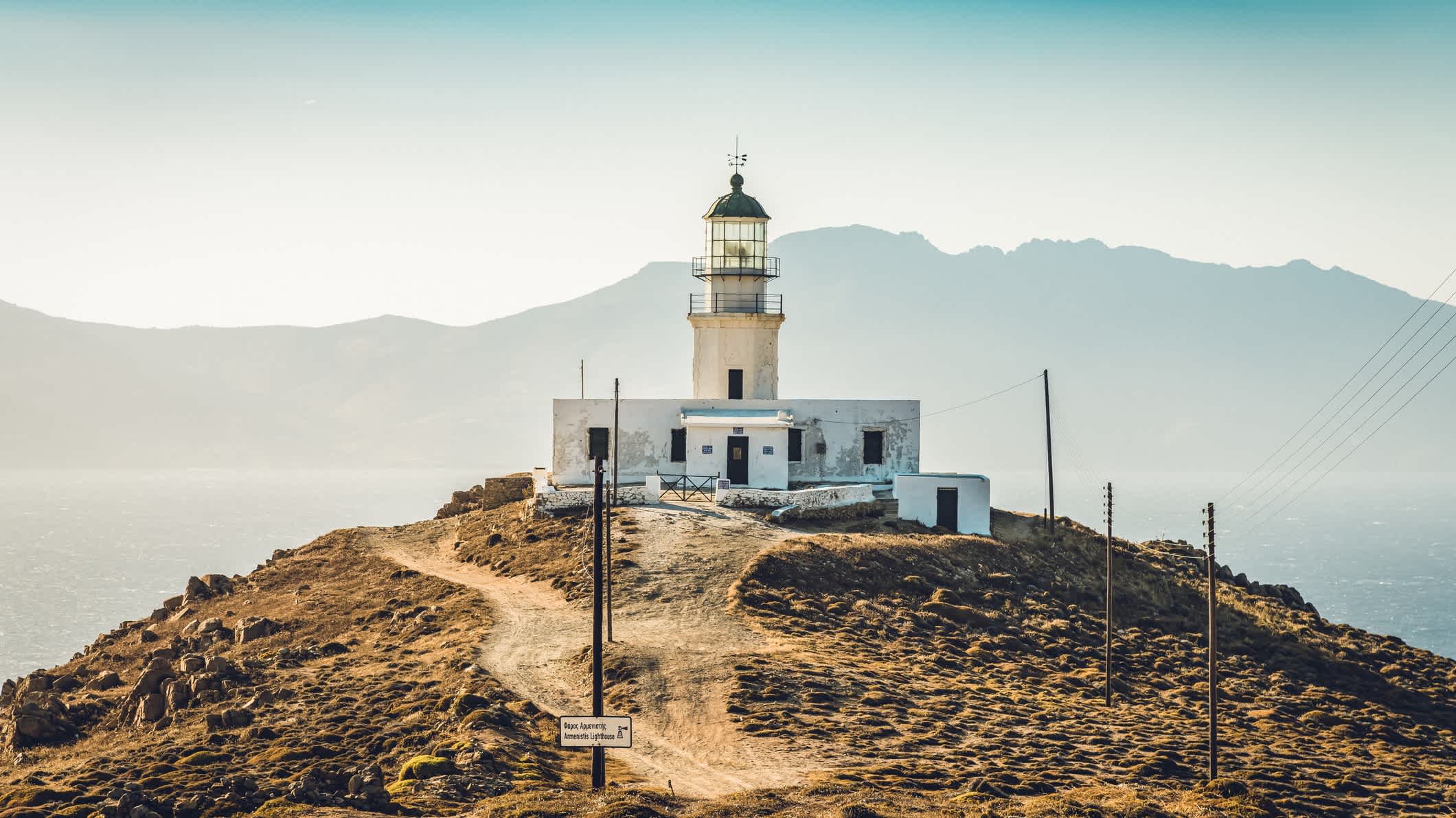 Vue sur le phare d'Armenistis, île de Mykonos, en Grèce
