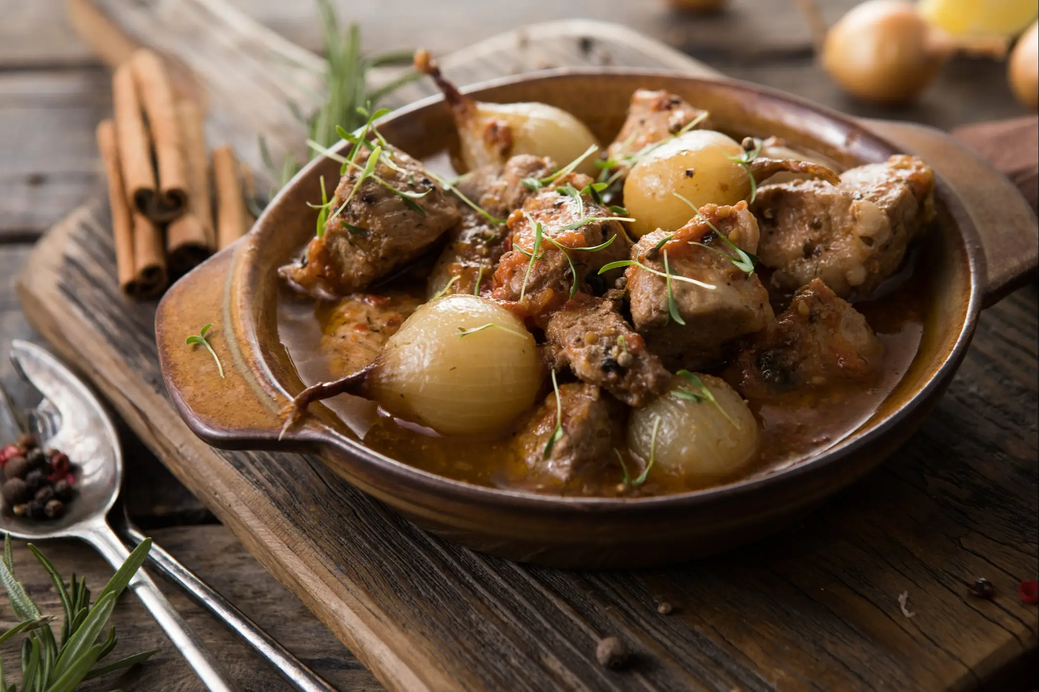 Stifado - délicieux ragoût de bœuf méditerranéen avec des oignons, de la cannelle et des épices
