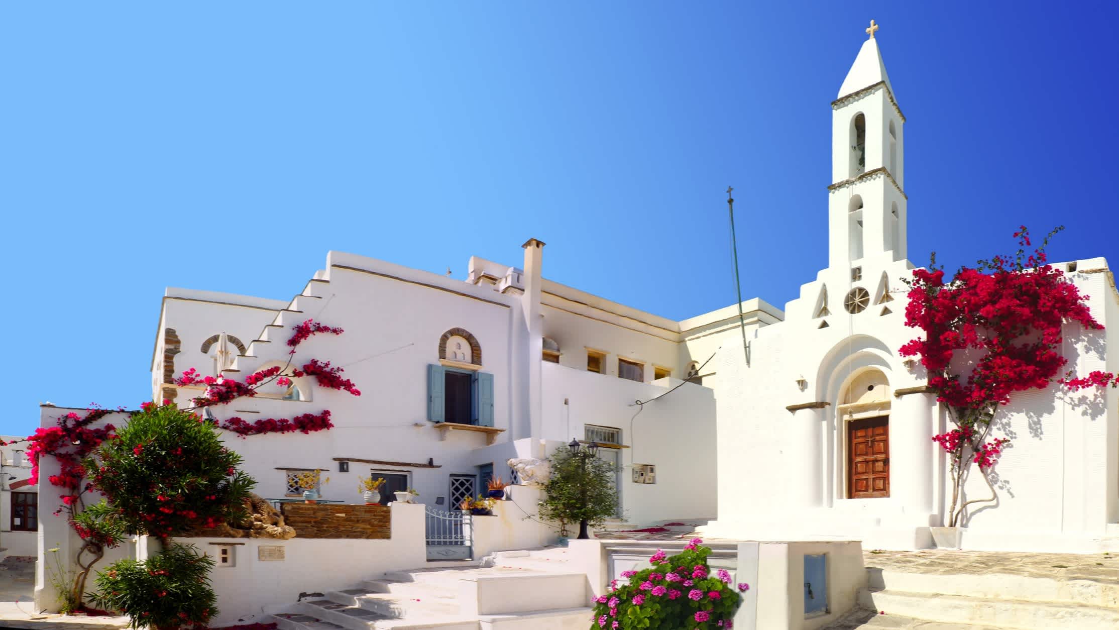 Atemberaubende weiße Kirche der Heiligen Dreifaltigkeit, im Dorf Pyrgos, auf der Insel Tinos, in den Kykladen, im Herzen der Ägäis 