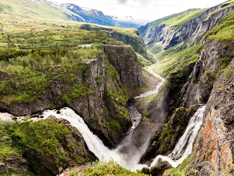 Norwegen, Vestland, Hardangervidda- Nationalpark Spektakuläre Wasserfälle und tiefe Schlucht. Vøringsfossen, Hardangervidda-Nationalpark, Vestland, Norwegen.