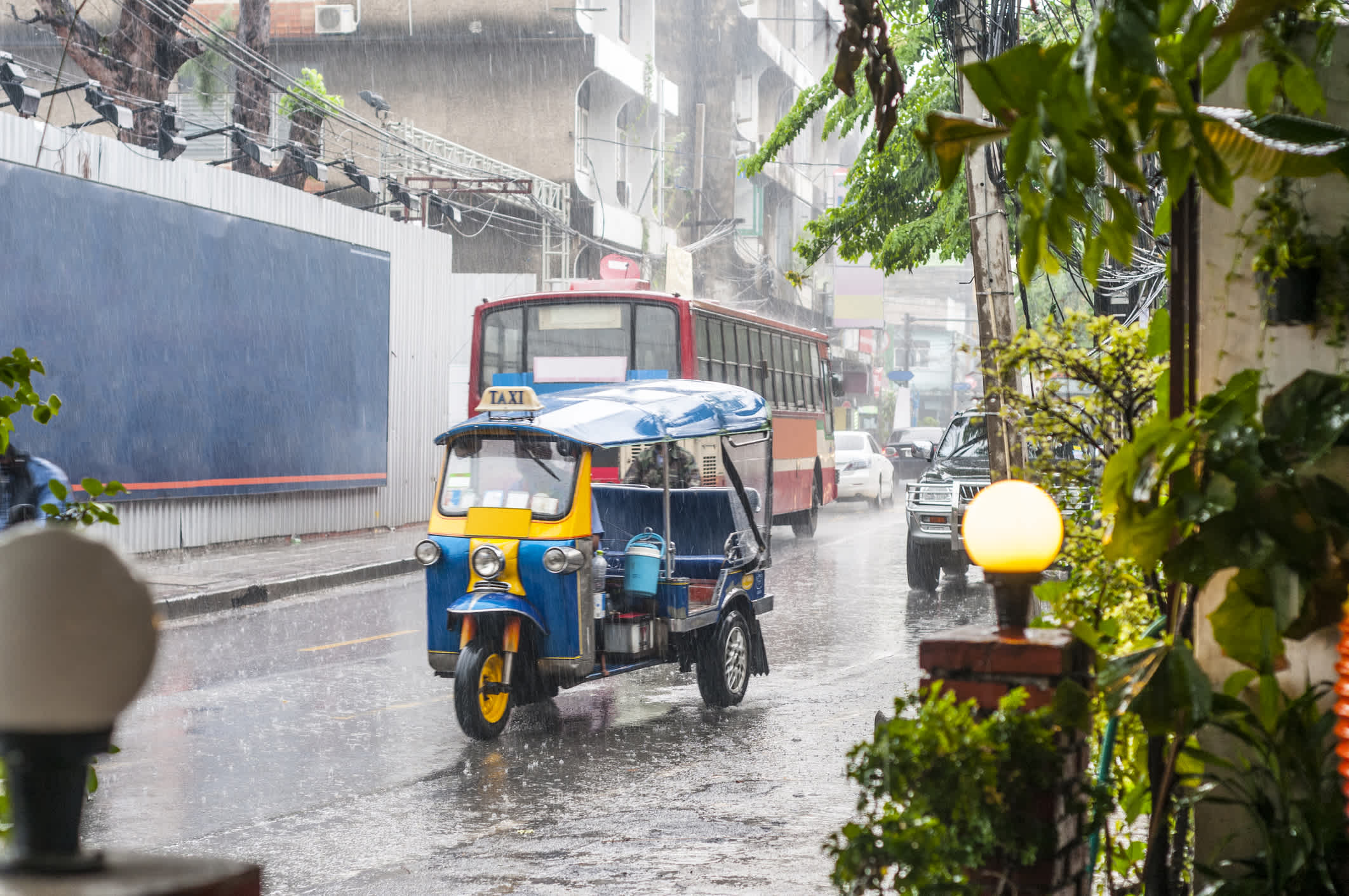 Tuk-tuk sous la pluie à Bangkok, Thaïlande