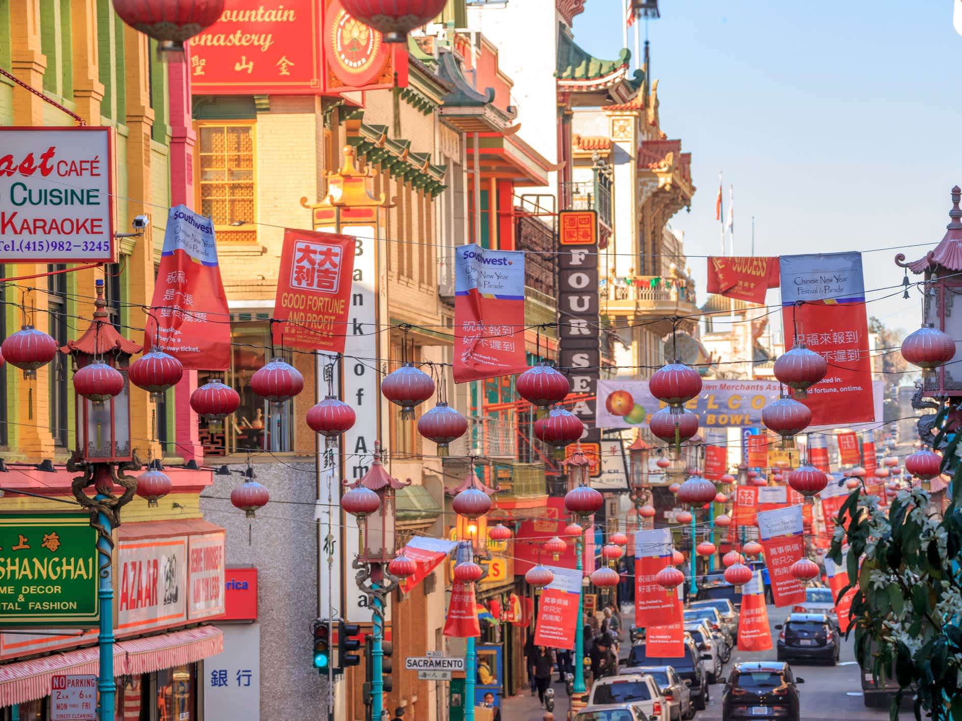Blick auf die Hauptstraße des Chinatown-Viertels in San Francisco, Kalifornien, USA. 

