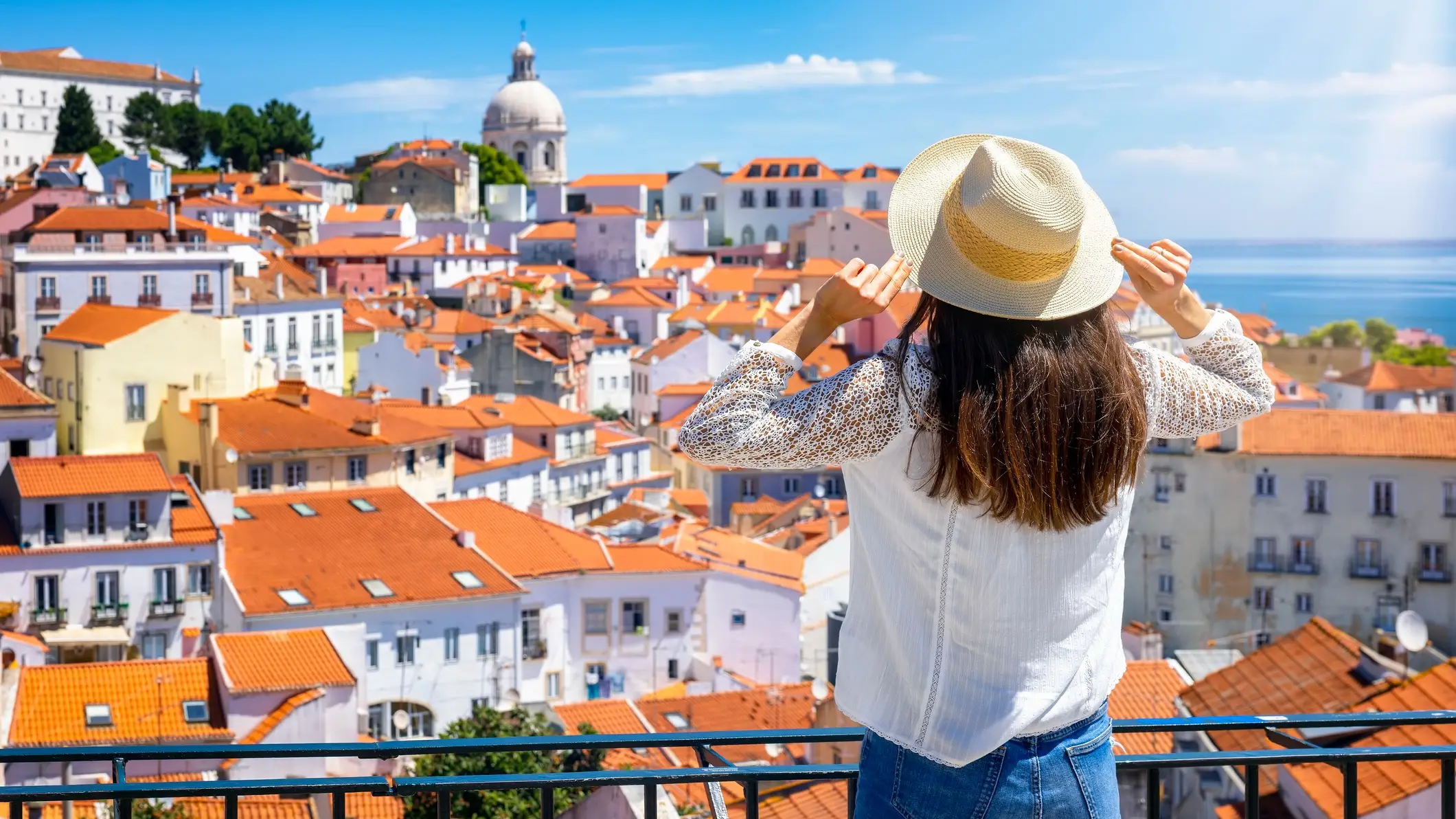 Portugal, Lissabon Eine Touristin blickt auf das wunderschöne Stadtbild von Lissabon, Portugal
