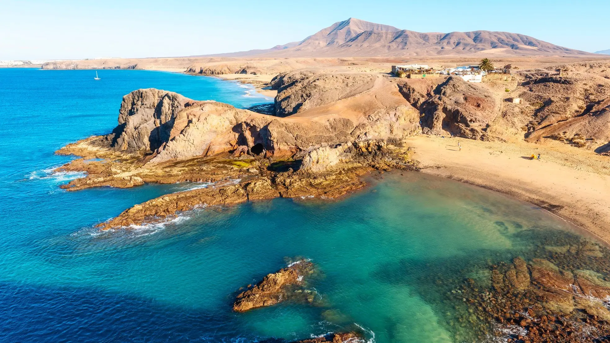 Wüstenlandschaft und blauer Himmel am Meer