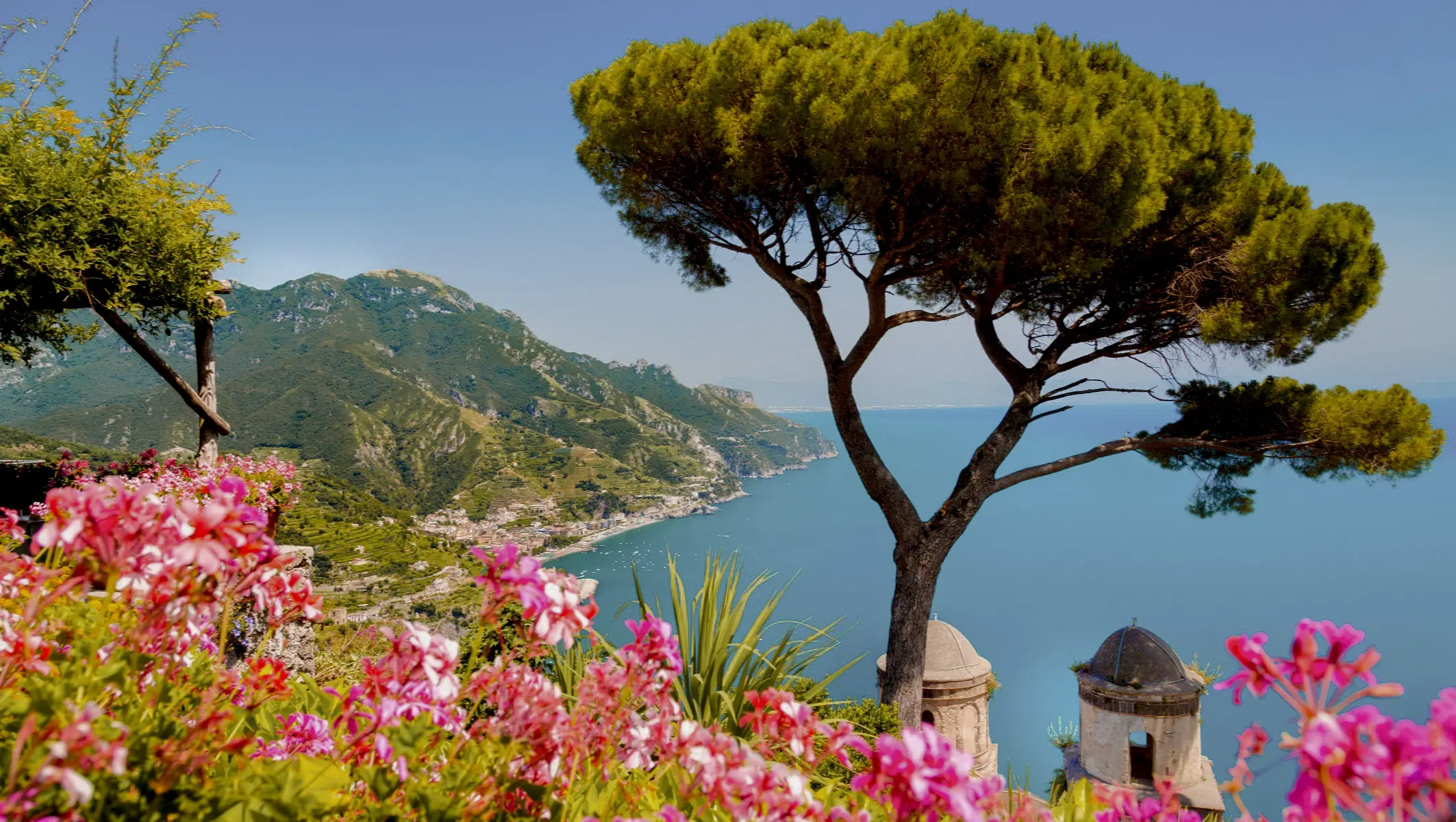 Vue sur la mer Méditerrannée à Ravello, Côte Amalfitaine, Italie Photo d'un jardin à Ravello sur la côte amalfitaine