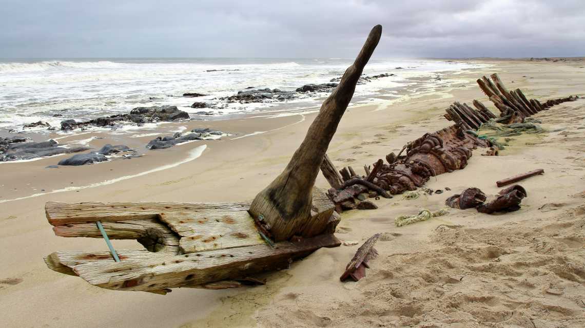 Une épave de bateau sur la côte des squelettes en Namibie.
