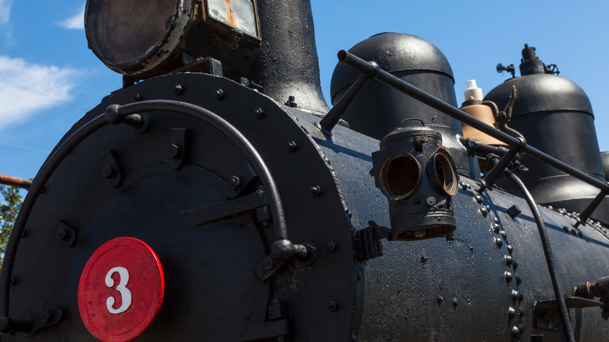 Vieille locomotive à vapeur noire
