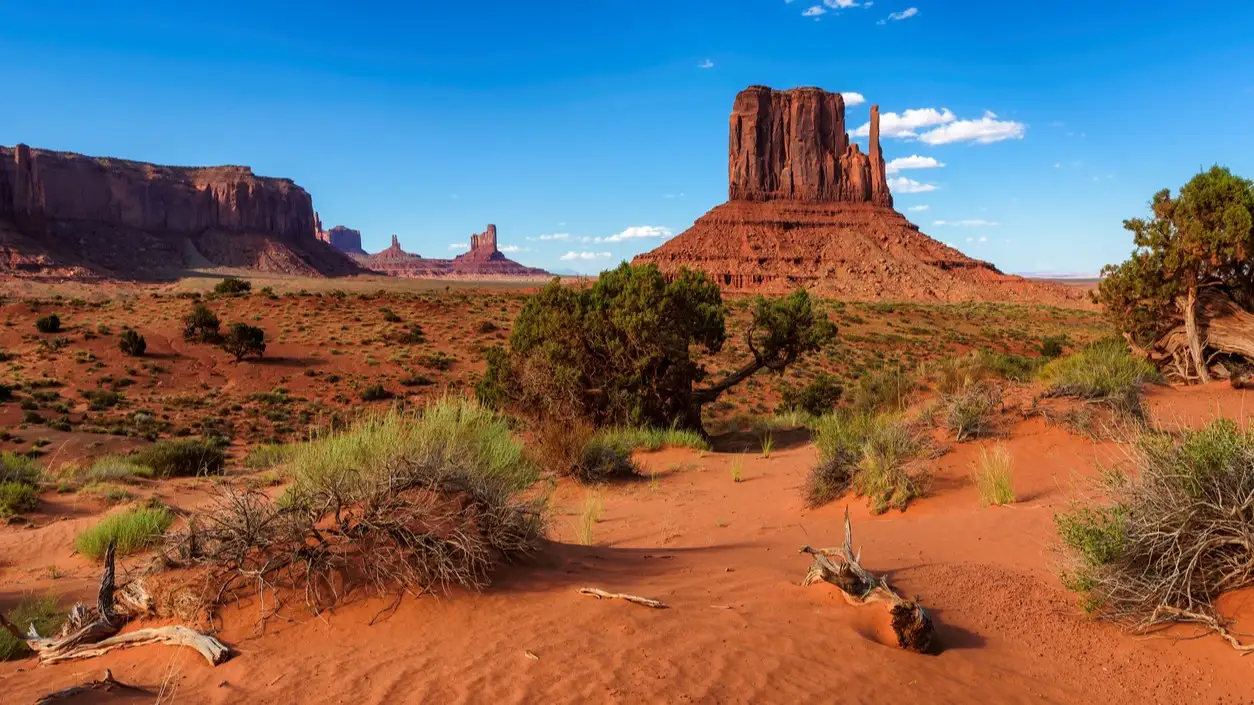 Dunes de sable et rochers à Monument Valley, en Arizona