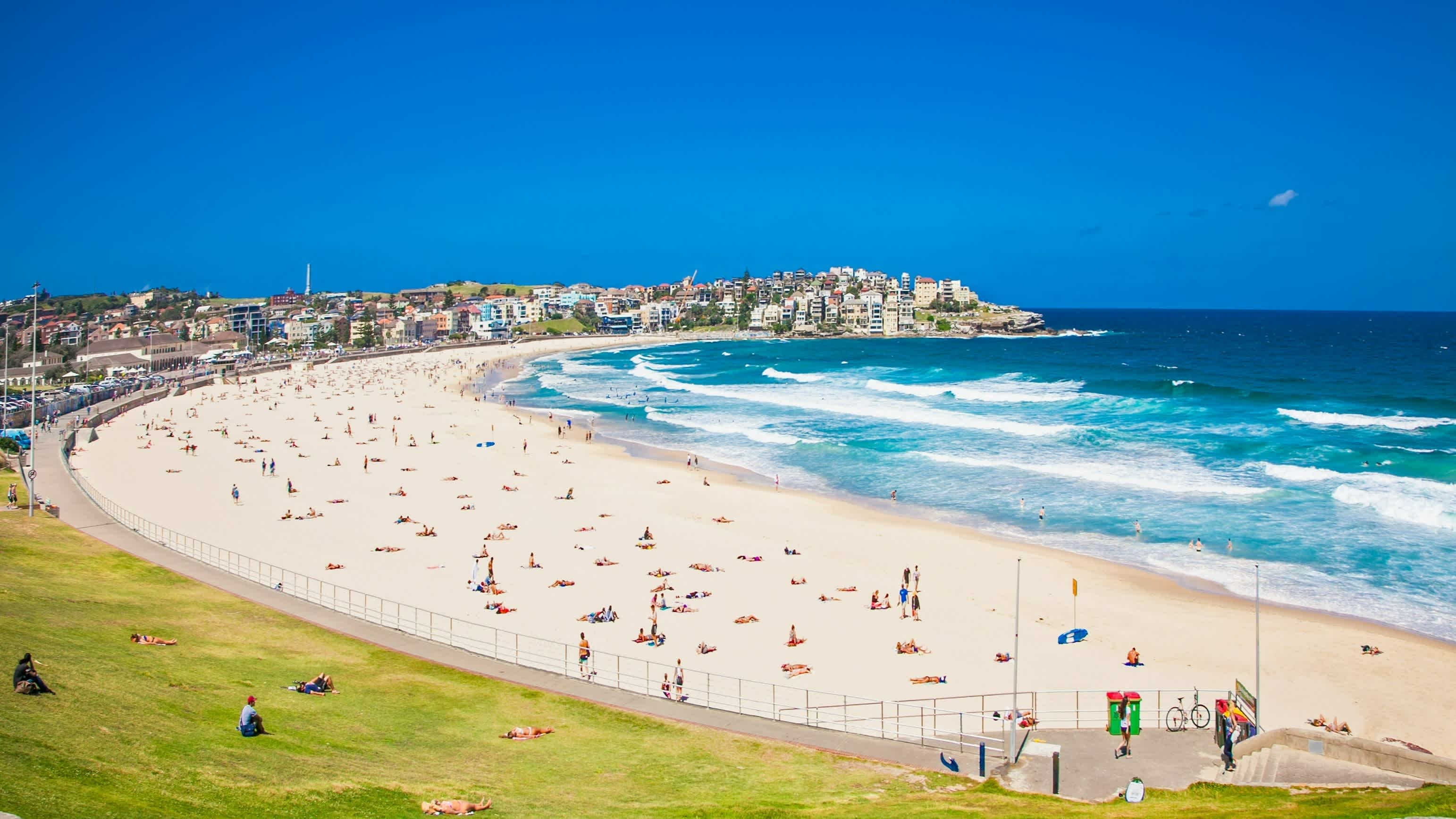 Menschen entspannen sich am Strand von Bondi in Sydney, Australien. 