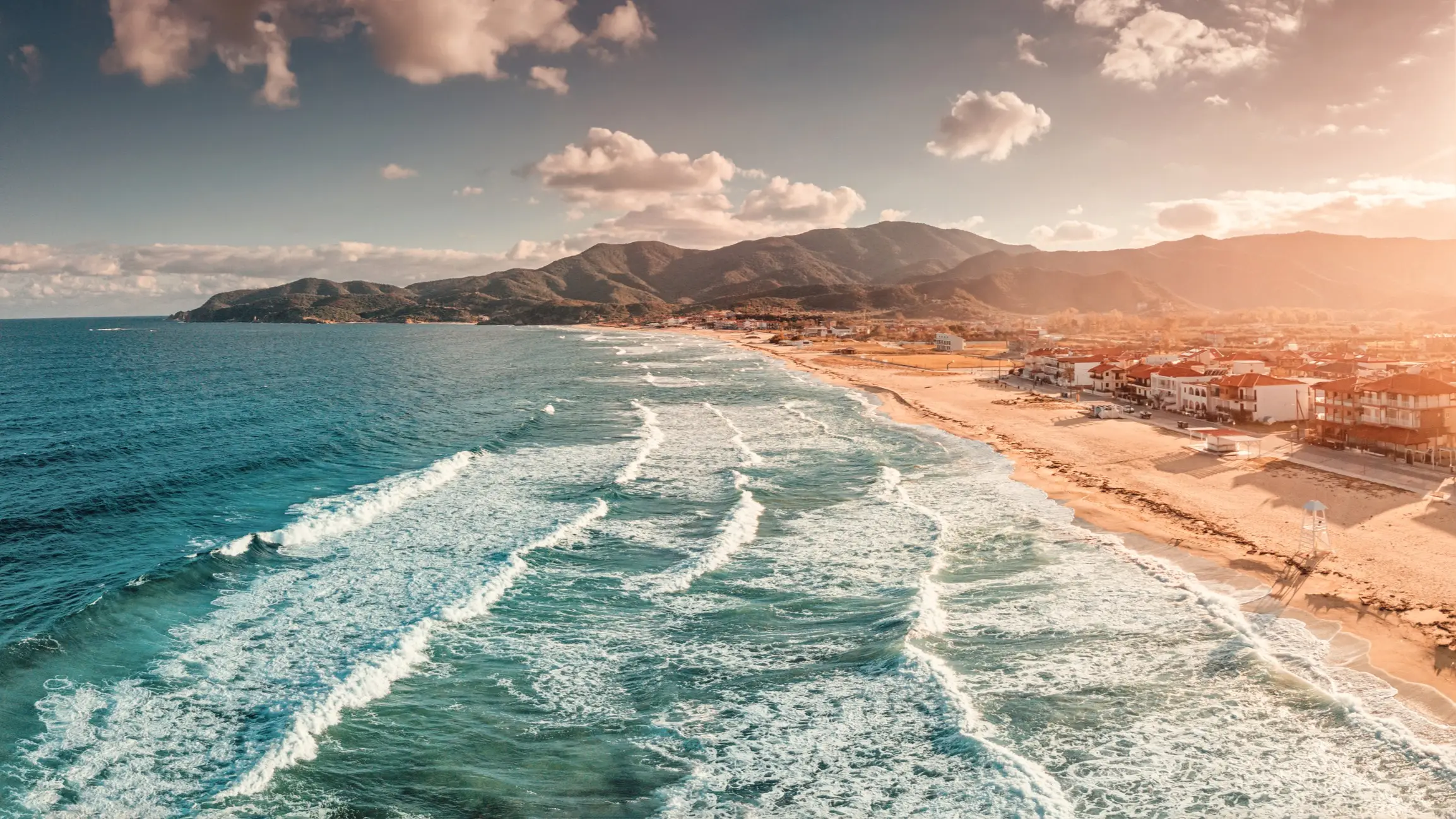 Griechenland, Chalkidiki, Sarti Eine Panorama-Luftaufnahme des Ferienortes Sarti auf Chalkidiki, Griechenland bei Sonnendämmerung.