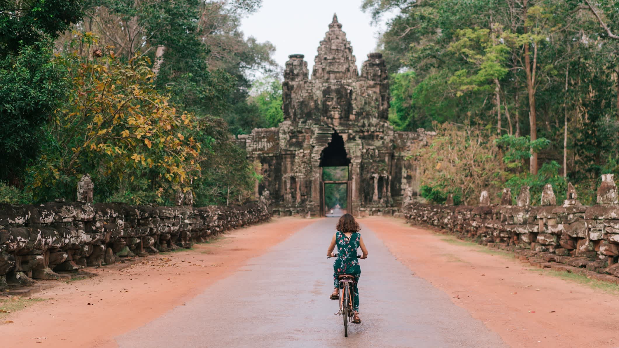 Jeune femme à vélo à Angkor Wat, Cambodge