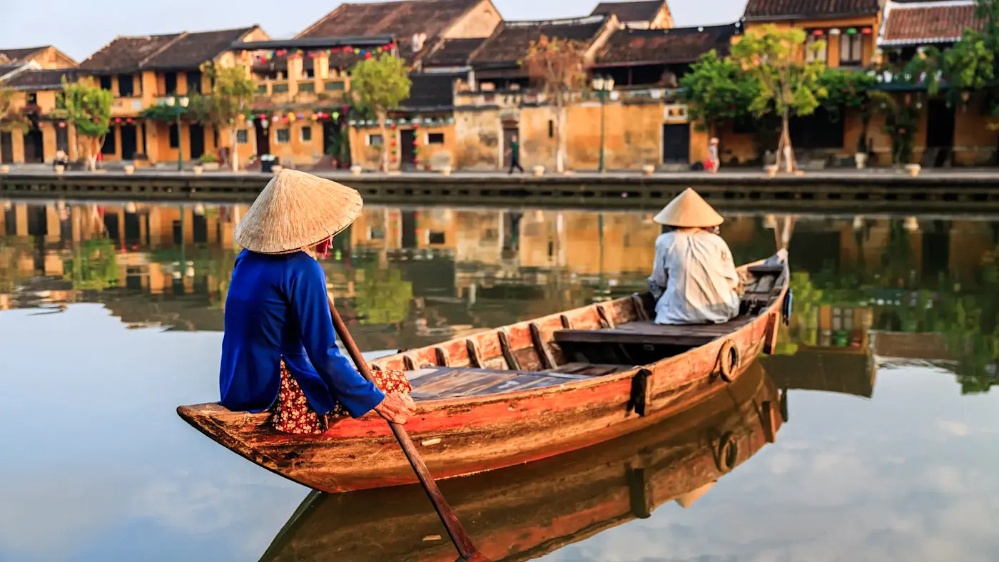 Vietnam, Quảng Nam, Hội An Bateaux sur eau calme devant vieille ville, Hội An, Quảng Nam, Vietnam.