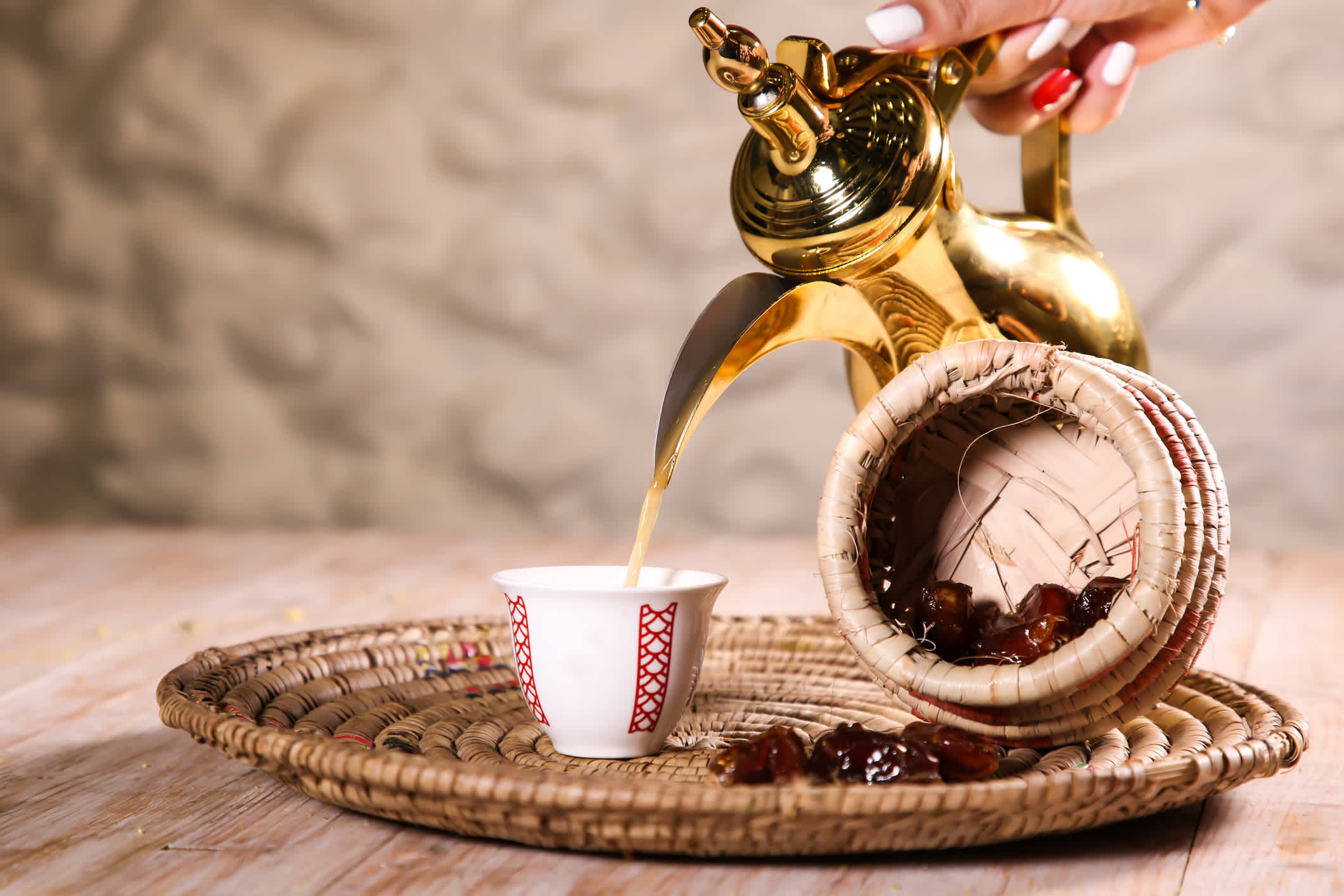 Arabischer Kaffee mit Datteln