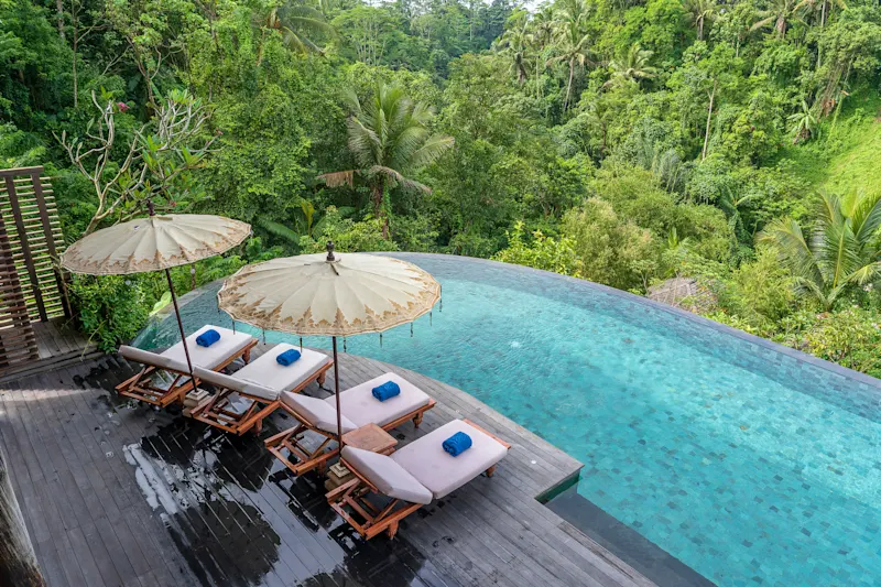 DE - COAT Bali - Overview Image Aussicht einer Hotelterrasse auf Bali.