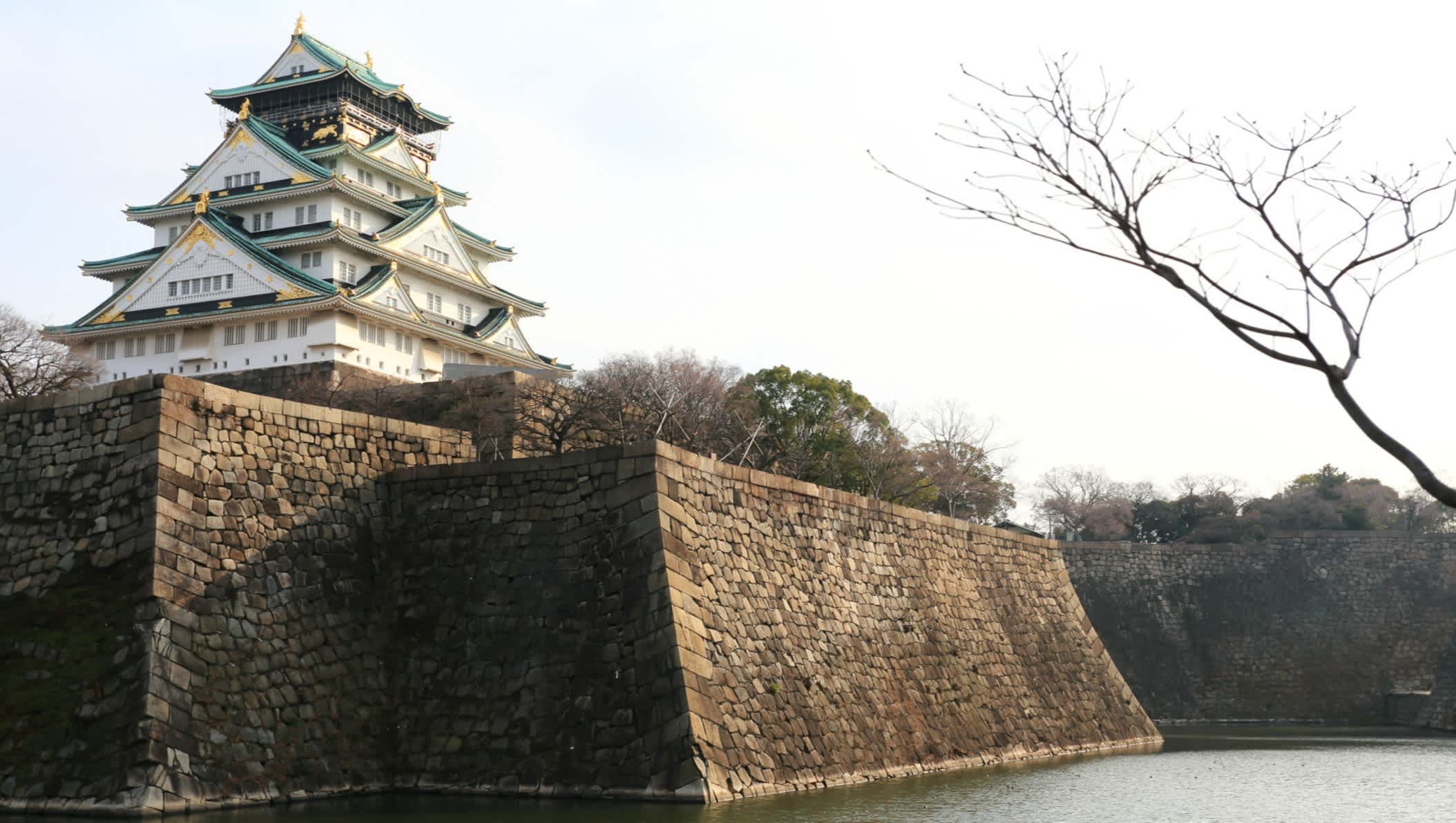 Château d'Osaka au bord de l'eau, Japon