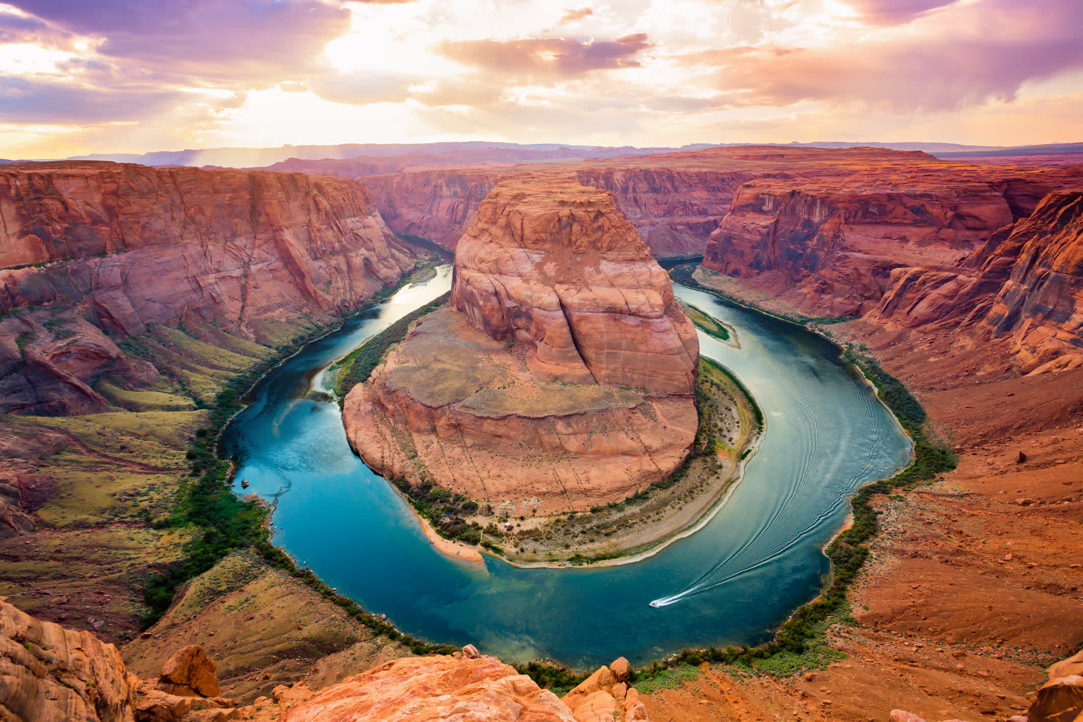 Le Grand Canyon vu d'en haut avec une montagne au mileu et un fleuve autour de celle-ci