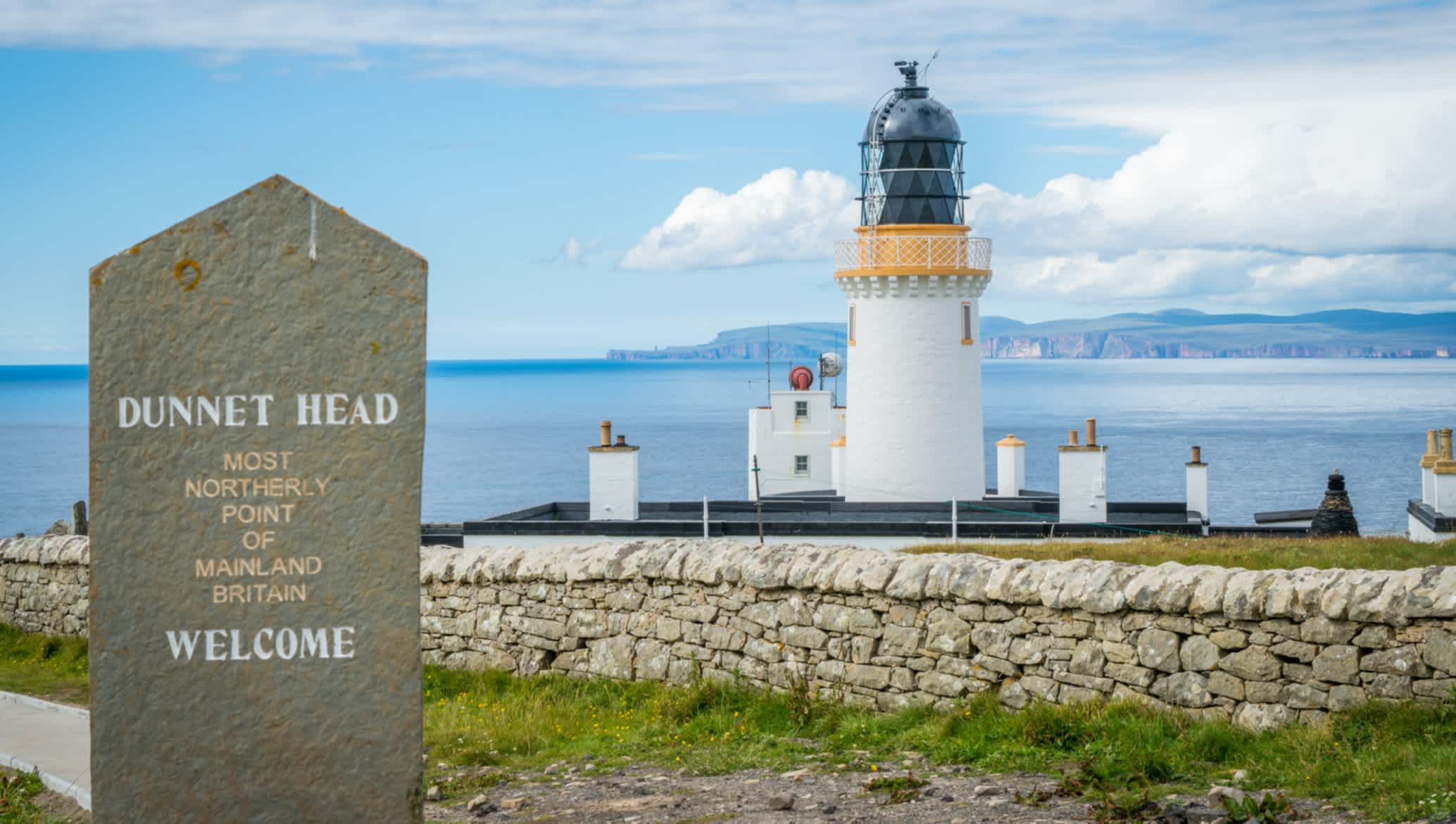 Vue du phare de Dunnet Head à Caithness, au nord de l'Écosse, le point le plus au nord de l'Écosse continentale avec la mer en arrière plan