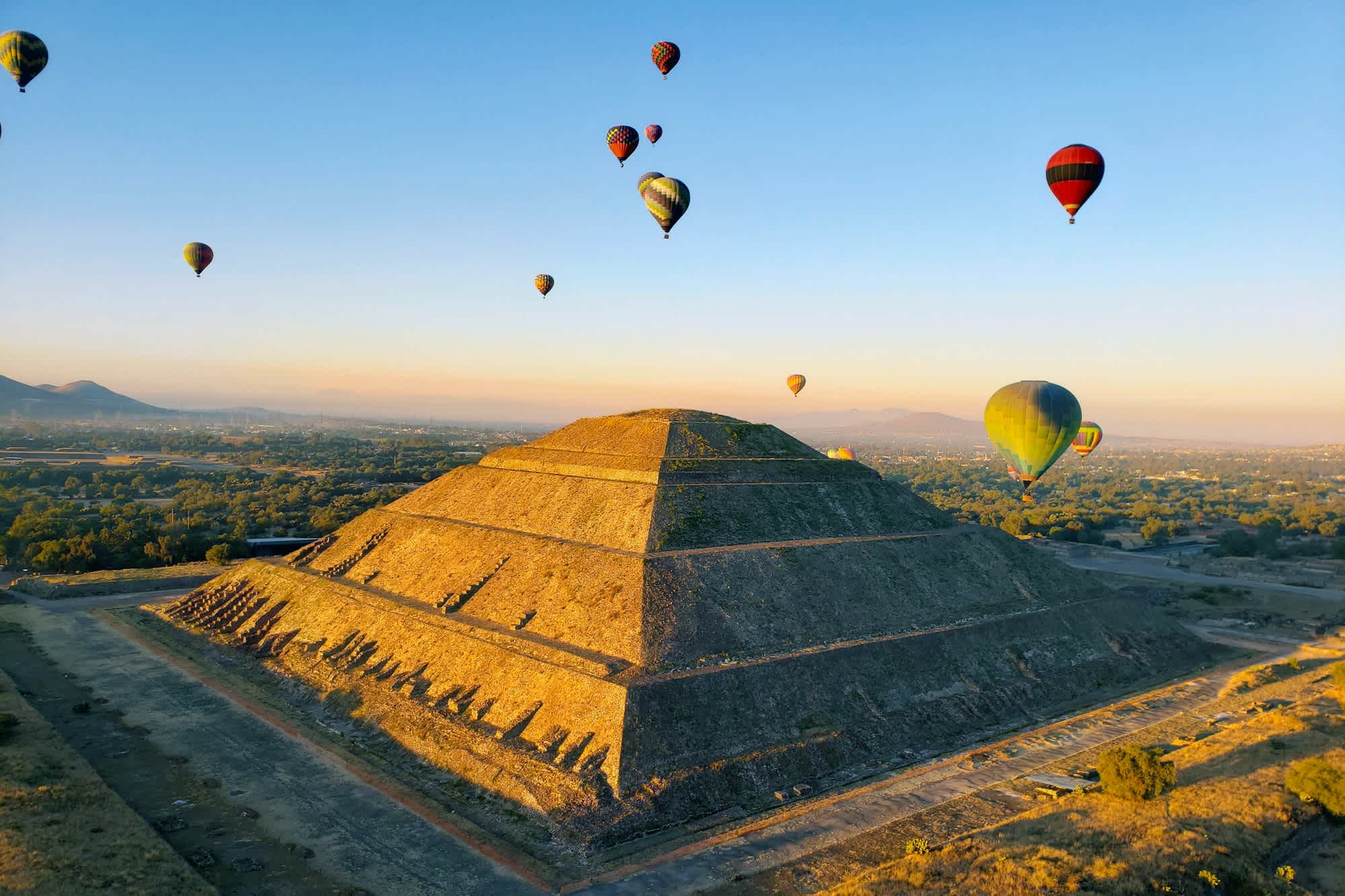 Heißluftballons am Himmel fliegen über Teotihuacan in Mexiko