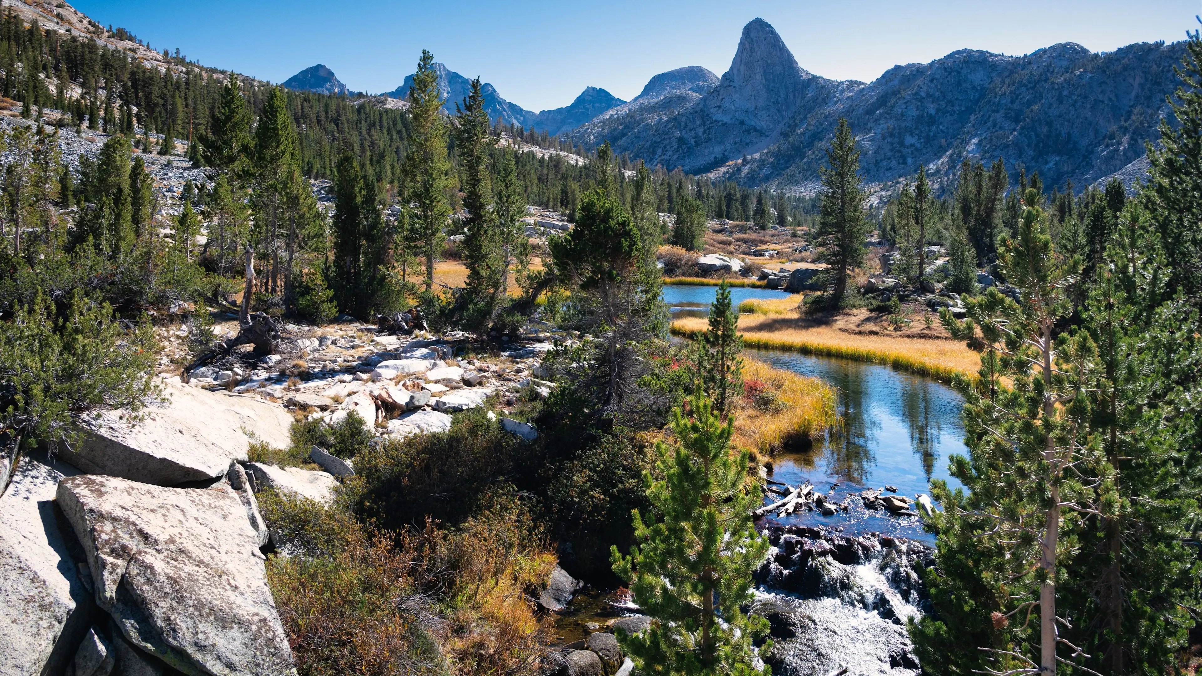 Belle vue sur le Rae Lakes Loop dans le parc national de Kings Canyon, en Californie.