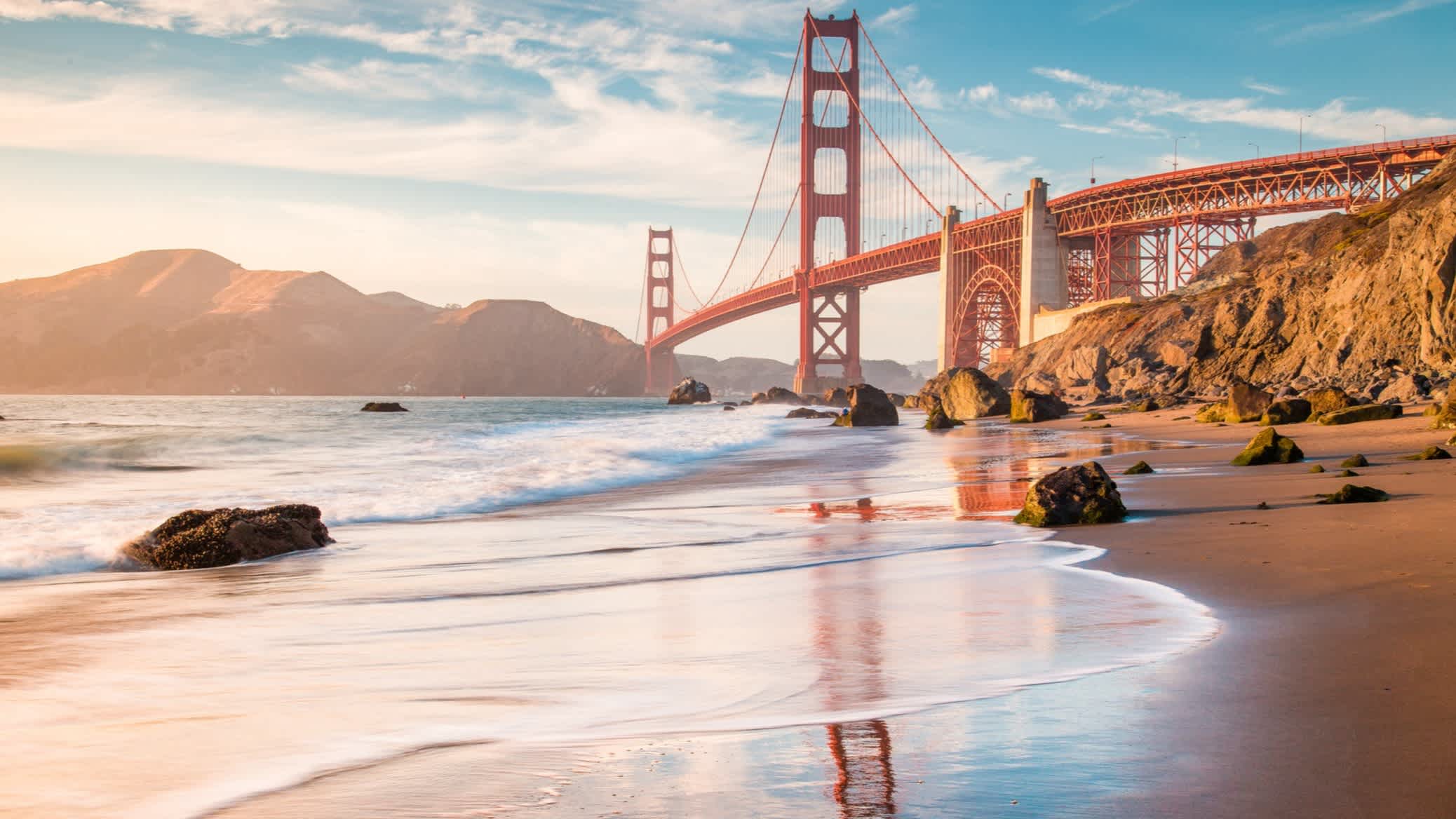 Blick auf das berühmte goldene Gate Bridge vom Baker Beach aus gesehen, San Francisco, Kalifornien, USA.
