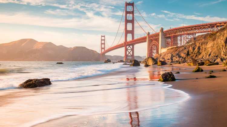 Blick auf das berühmte goldene Gate Bridge vom Baker Beach aus gesehen, San Francisco, Kalifornien, USA.

