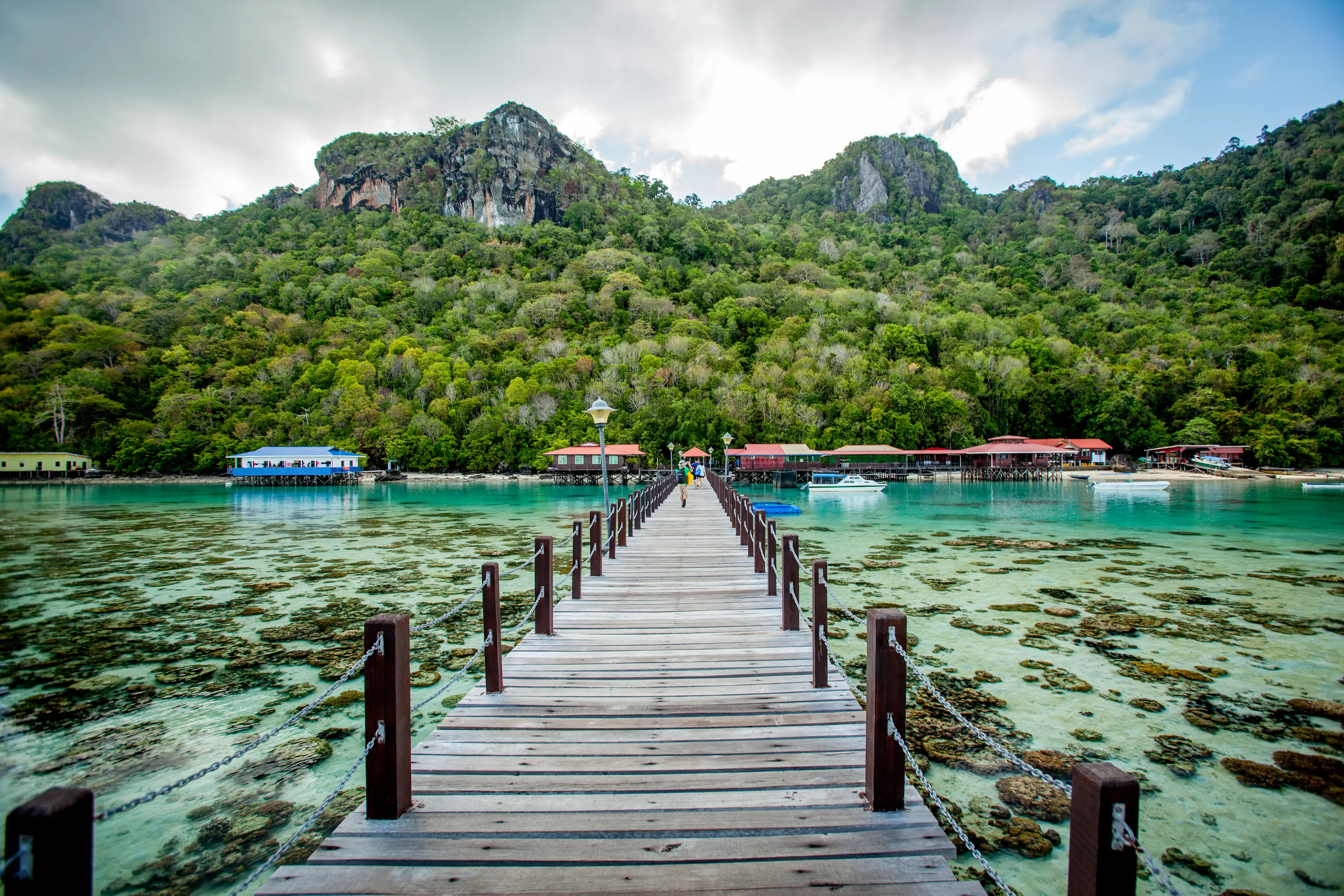 Steg in Richtung Bohey Dulang Island, Borneo, Malaysia. 

