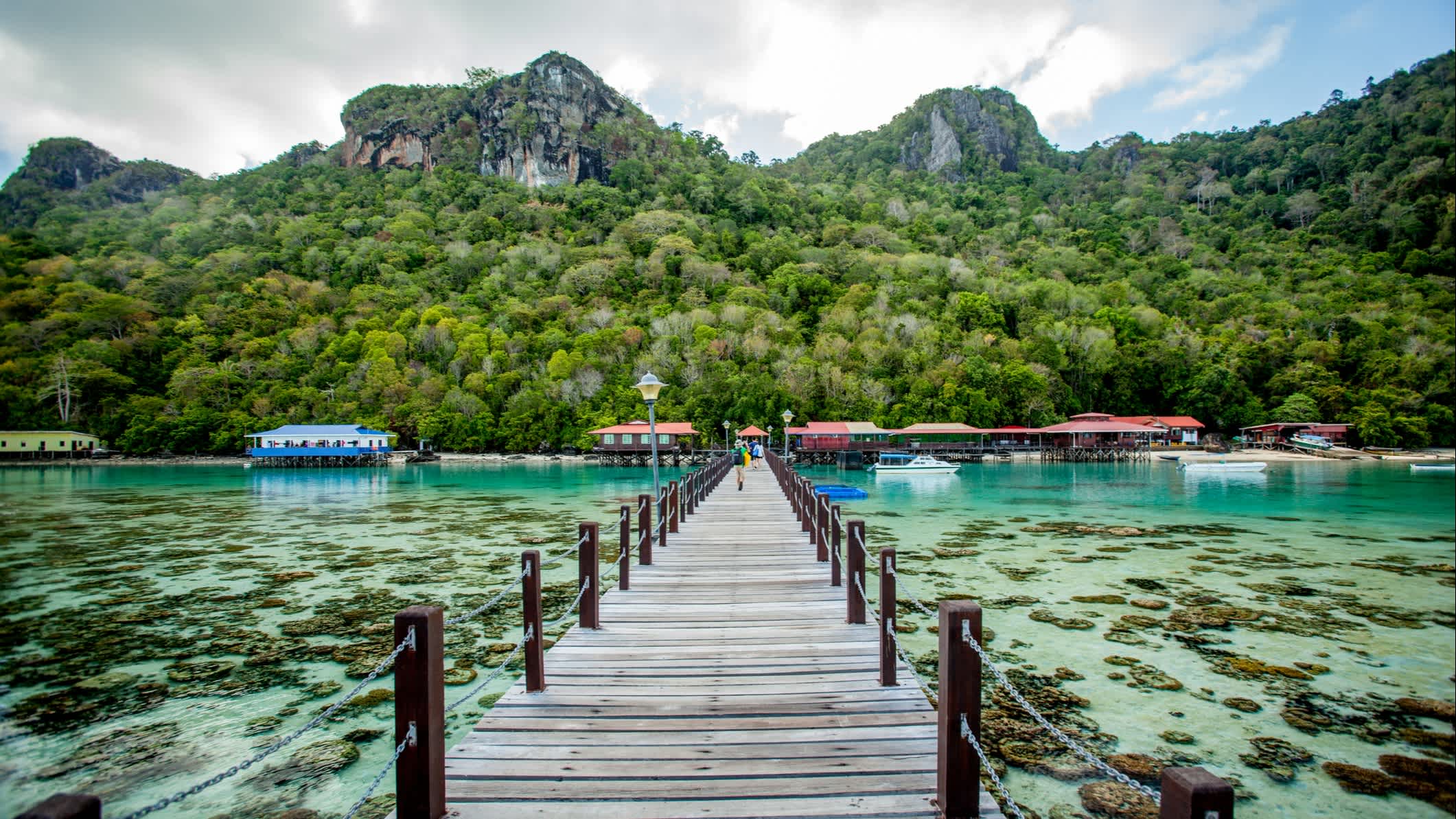 Steg in Richtung Bohey Dulang Island, Borneo, Malaysia. 

